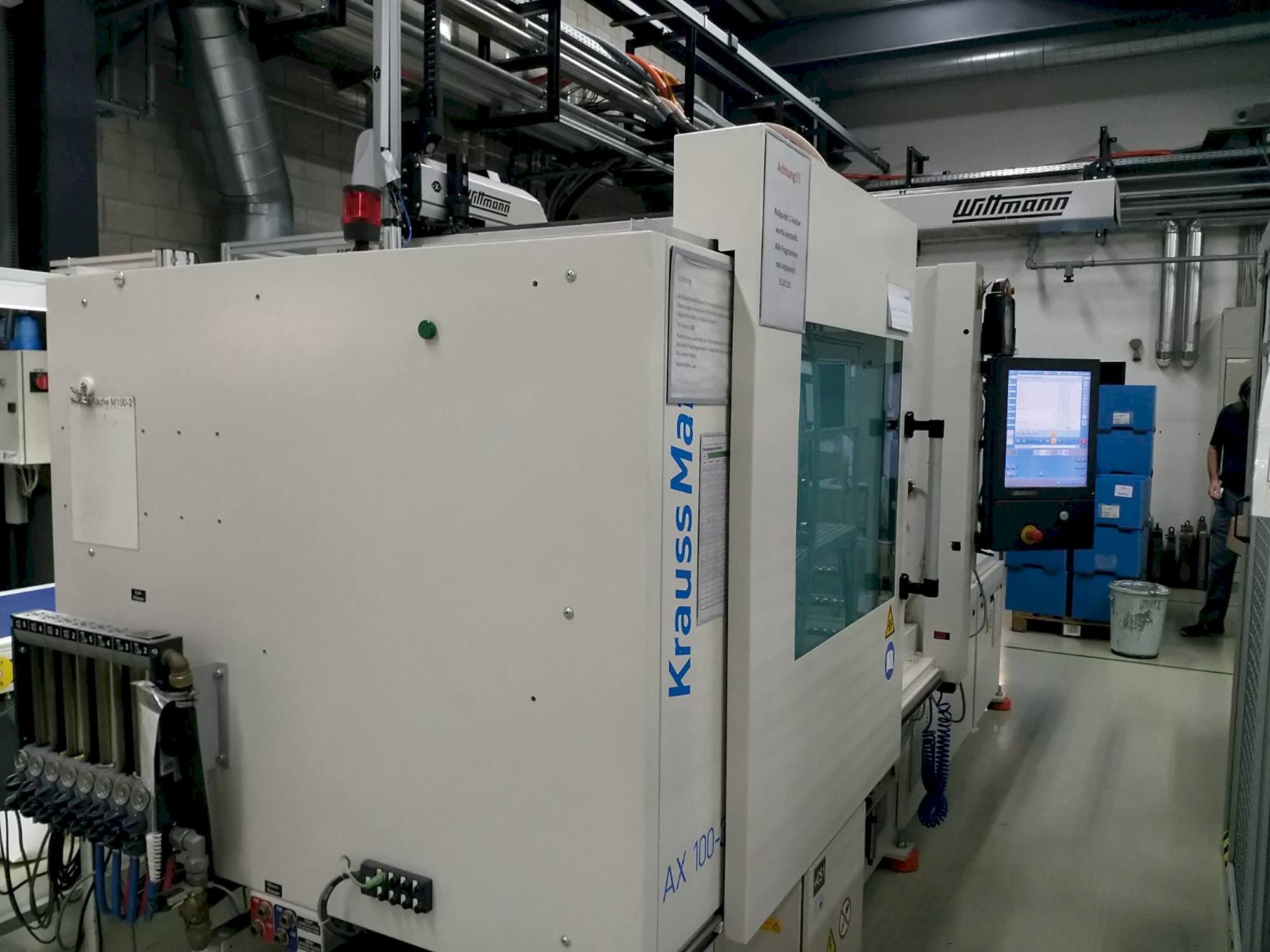 Vista frontale della macchina Krauss Maffei 100-380 AX