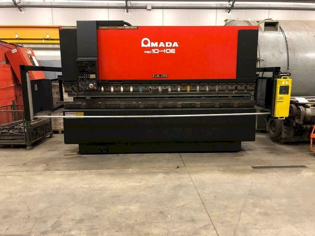 Vista frontale della macchina AMADA 10-40E