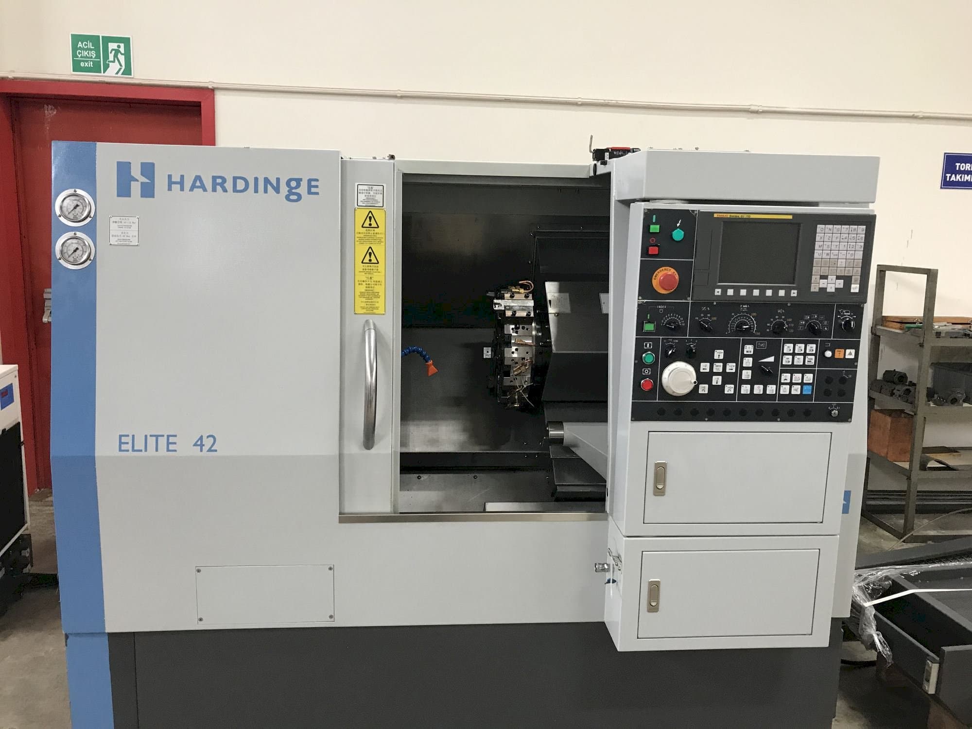 Vista frontale della macchina HARDINGE Elite 42
