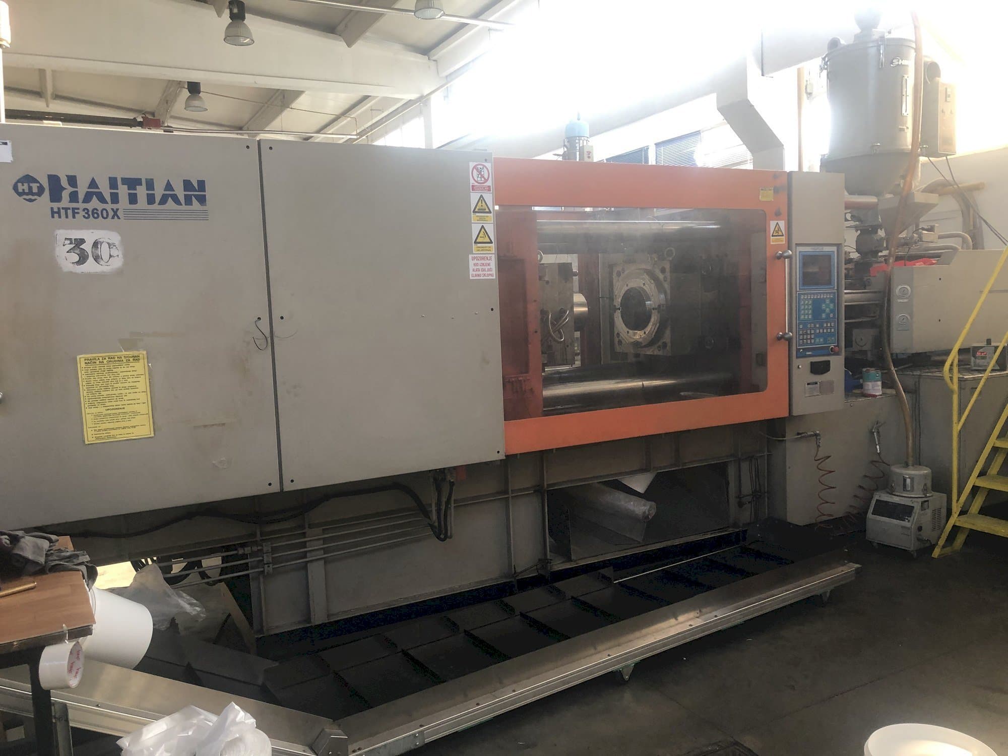 Vista frontale della macchina HAITIAN HTF 360X