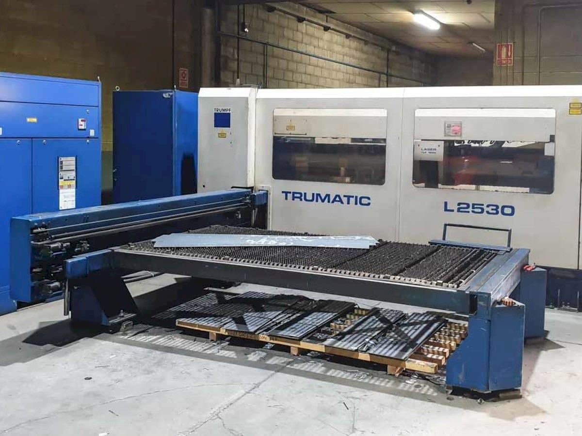 Vista frontale della macchina Trumpf Trumatic L2530