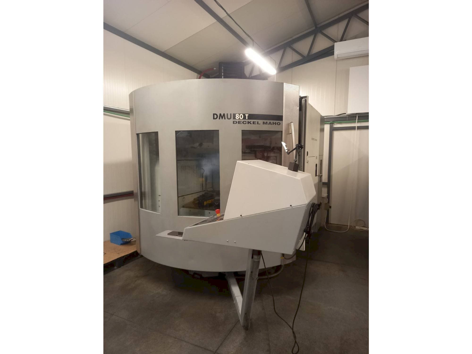 Vista frontale della macchina DECKEL MAHO DMU 80T