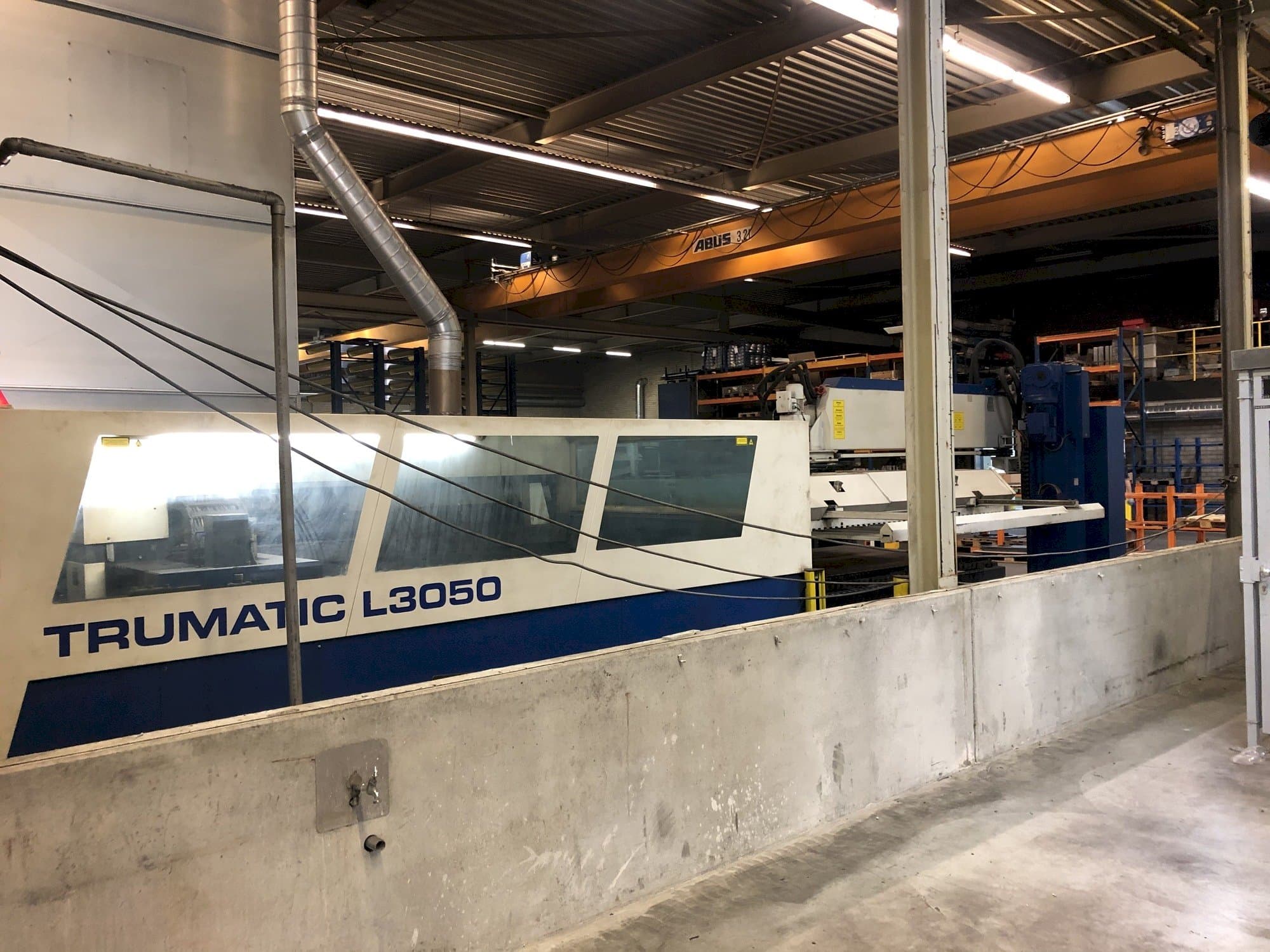 Vista frontale della macchina Trumpf Trumatic 3050