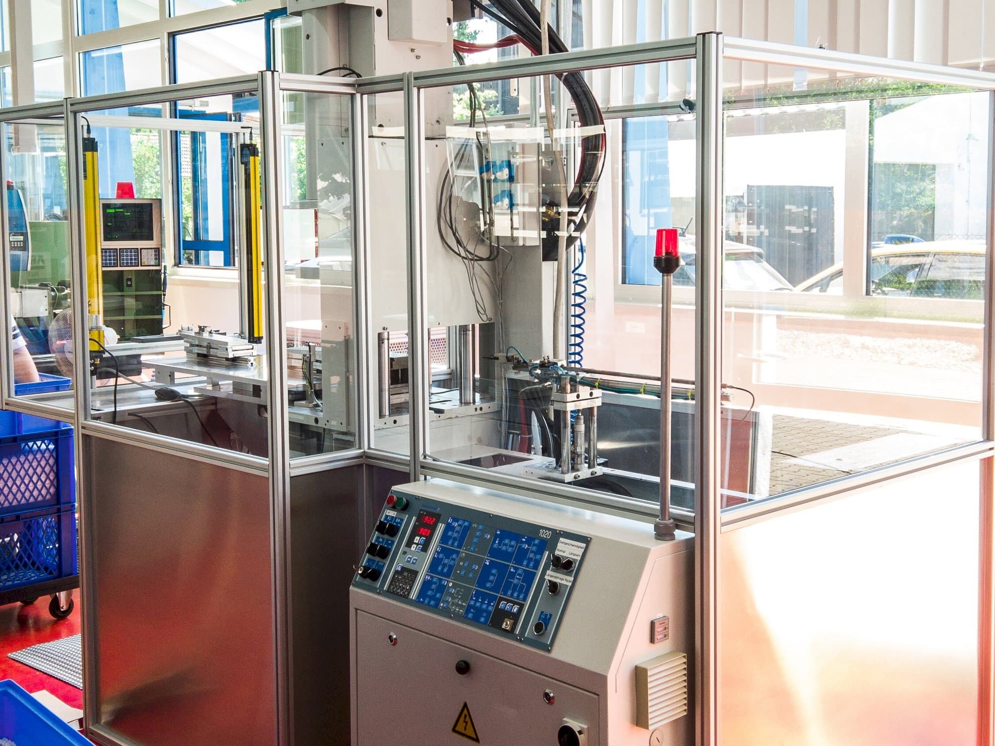 Vista frontale della macchina Battenfeld PLUS 250V50