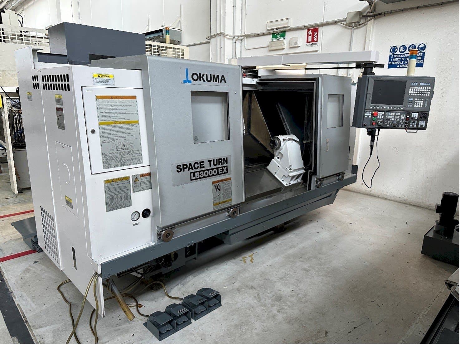 Vista frontale della macchina Okuma LB 3000 EX