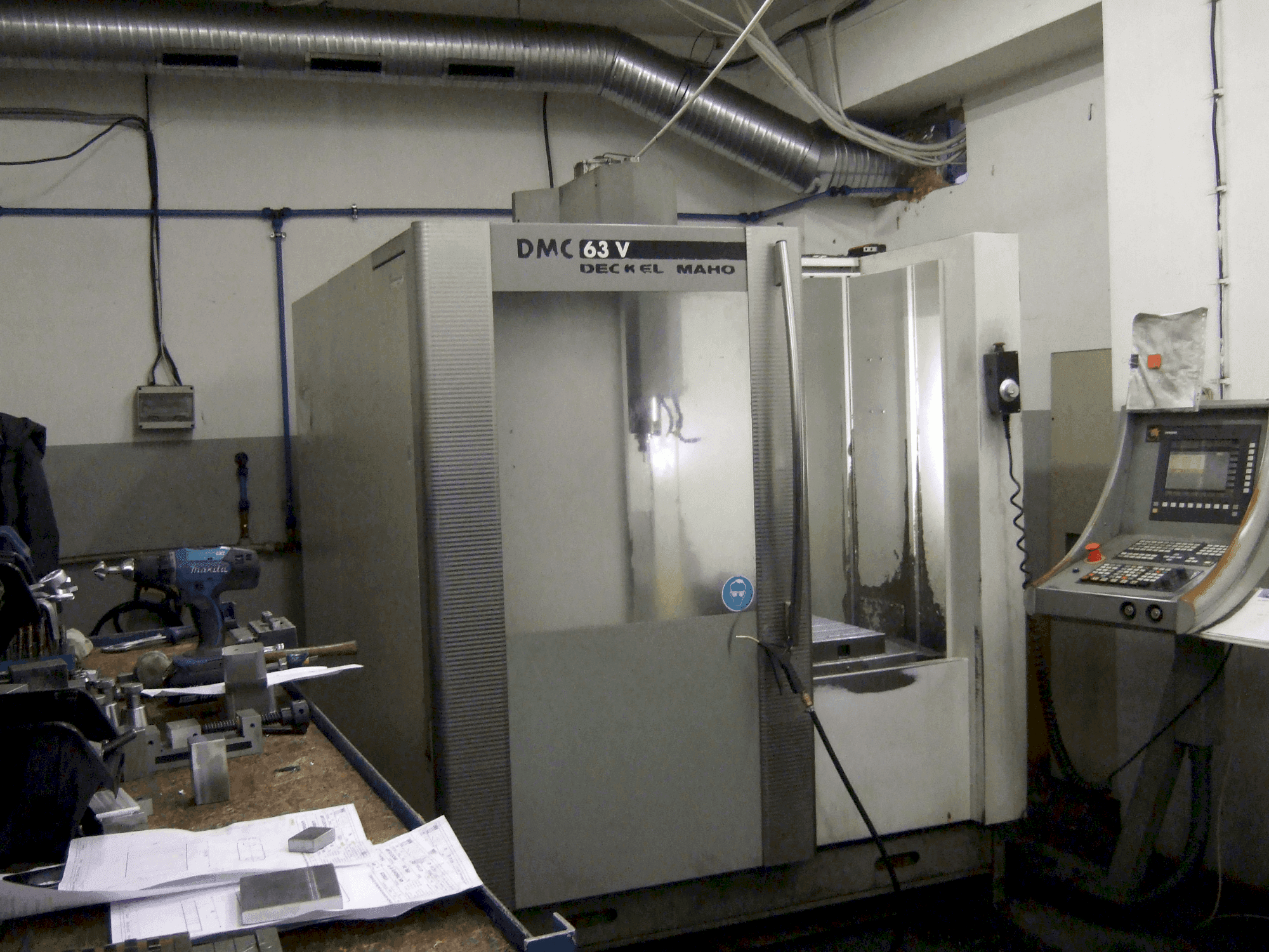 Vista frontale della macchina DECKEL MAHO DMC 63V