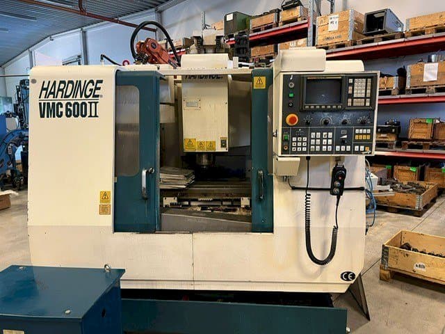 Vista frontale della macchina HARDINGE VMC 600II
