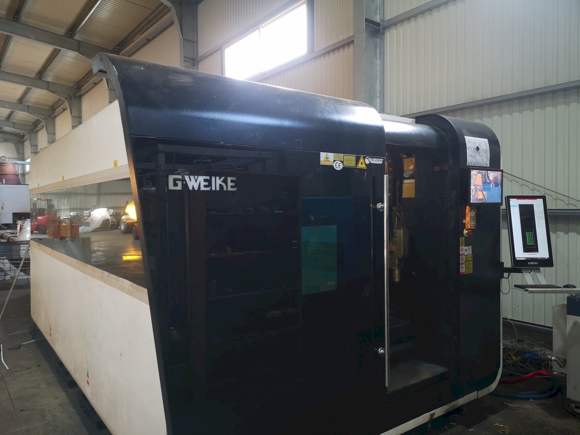 Vista frontale della macchina GWEIKE LF 3015 GA CNC