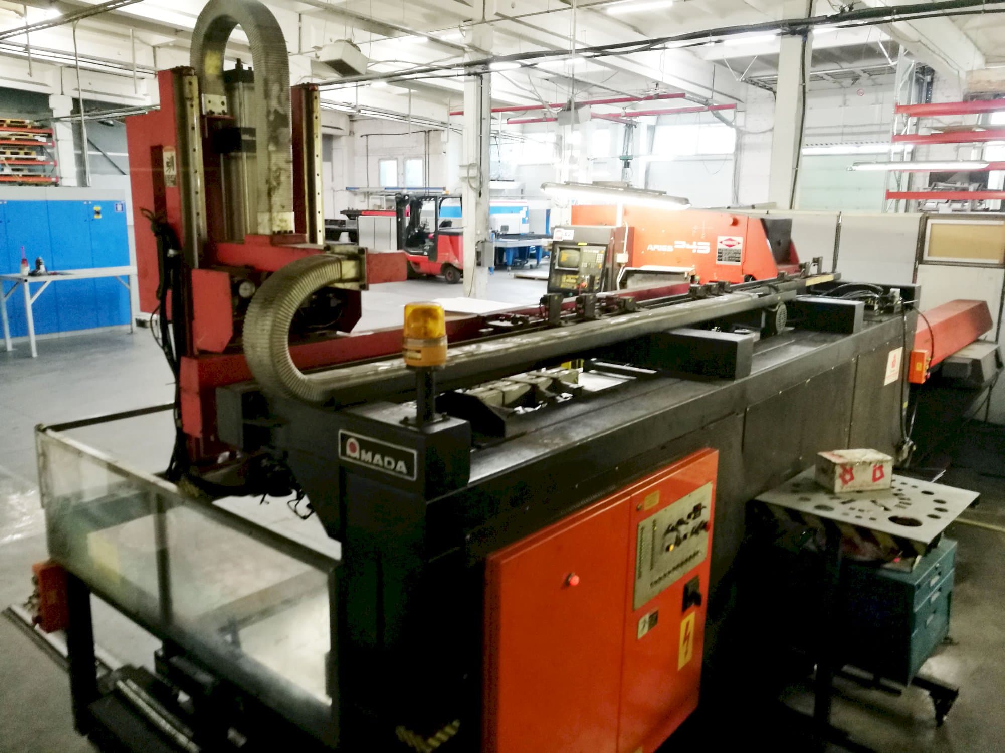 Vista laterale sinistra della macchina AMADA ARIES 245