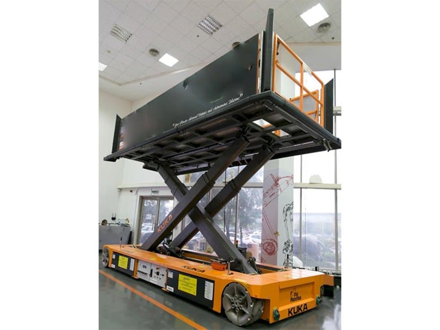 Vista frontale della macchina KUKA KoM TL-3 E575 1000