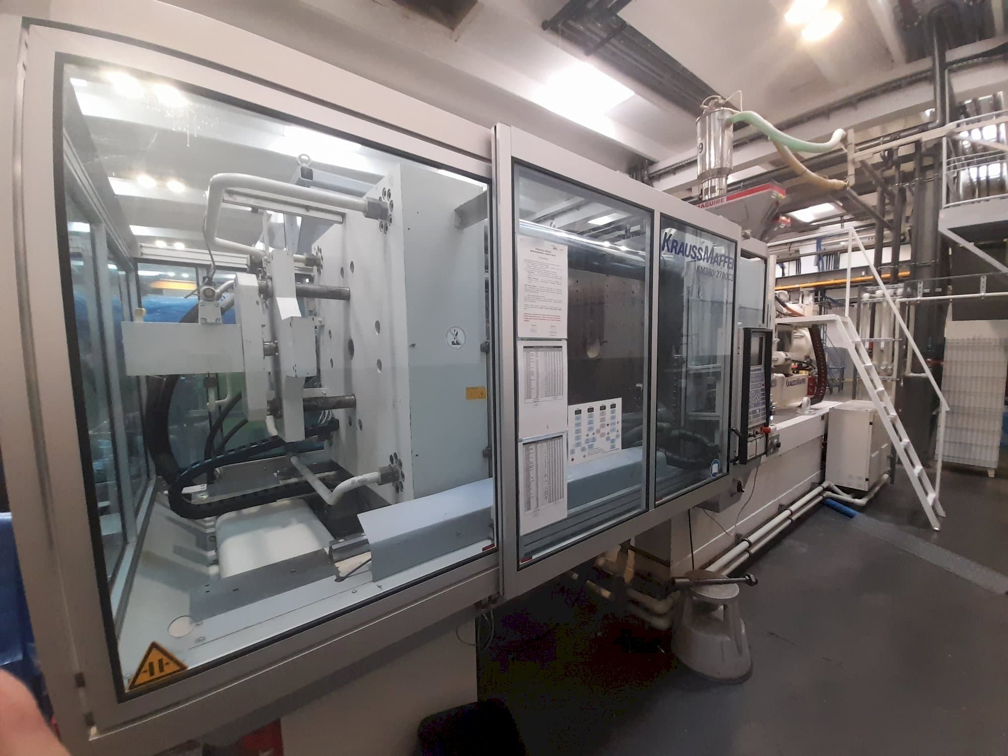 Vista laterale sinistra della macchina Krauss Maffei 380-2700 C3