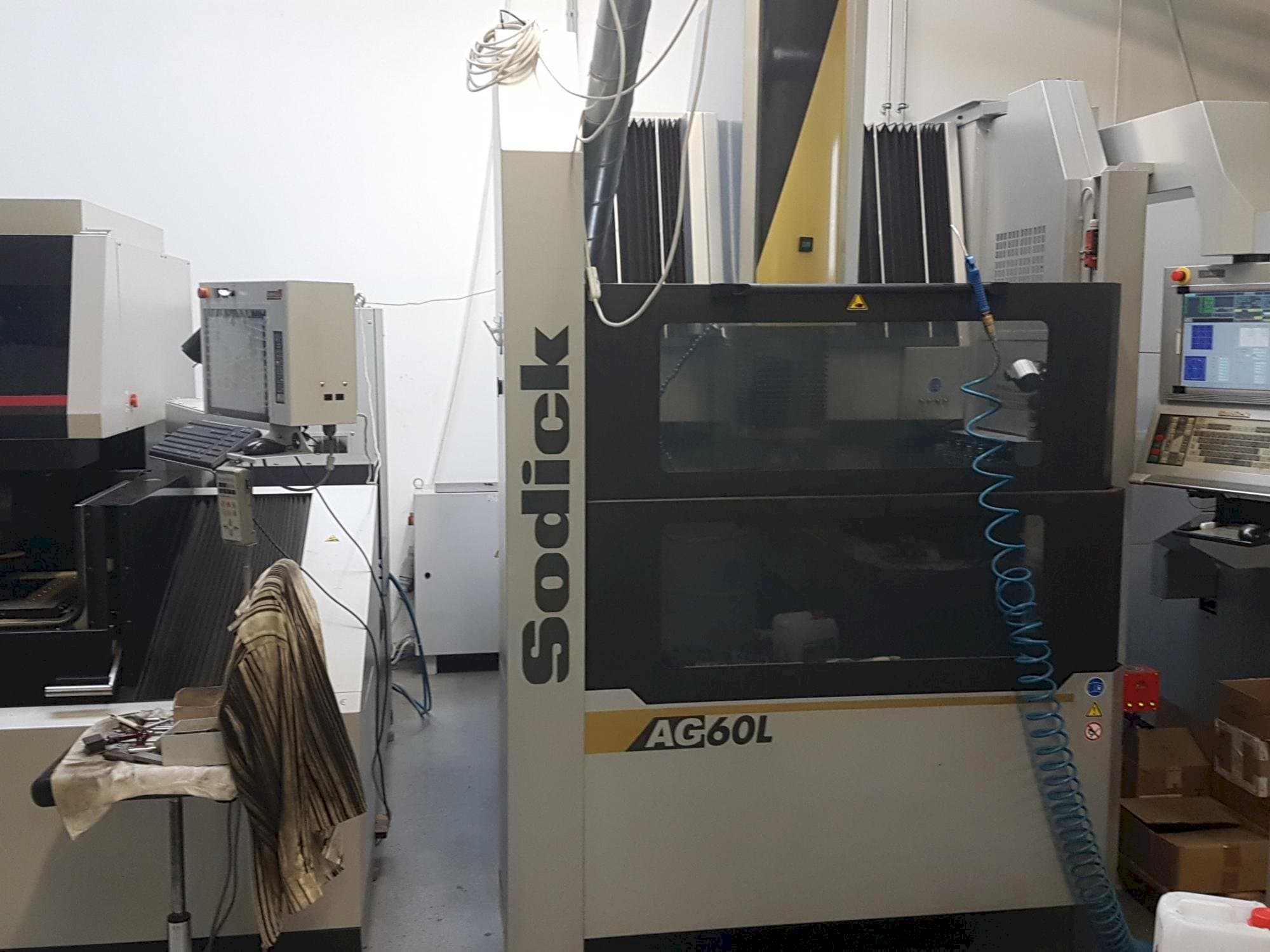 Vista frontale della macchina Sodick AG60L