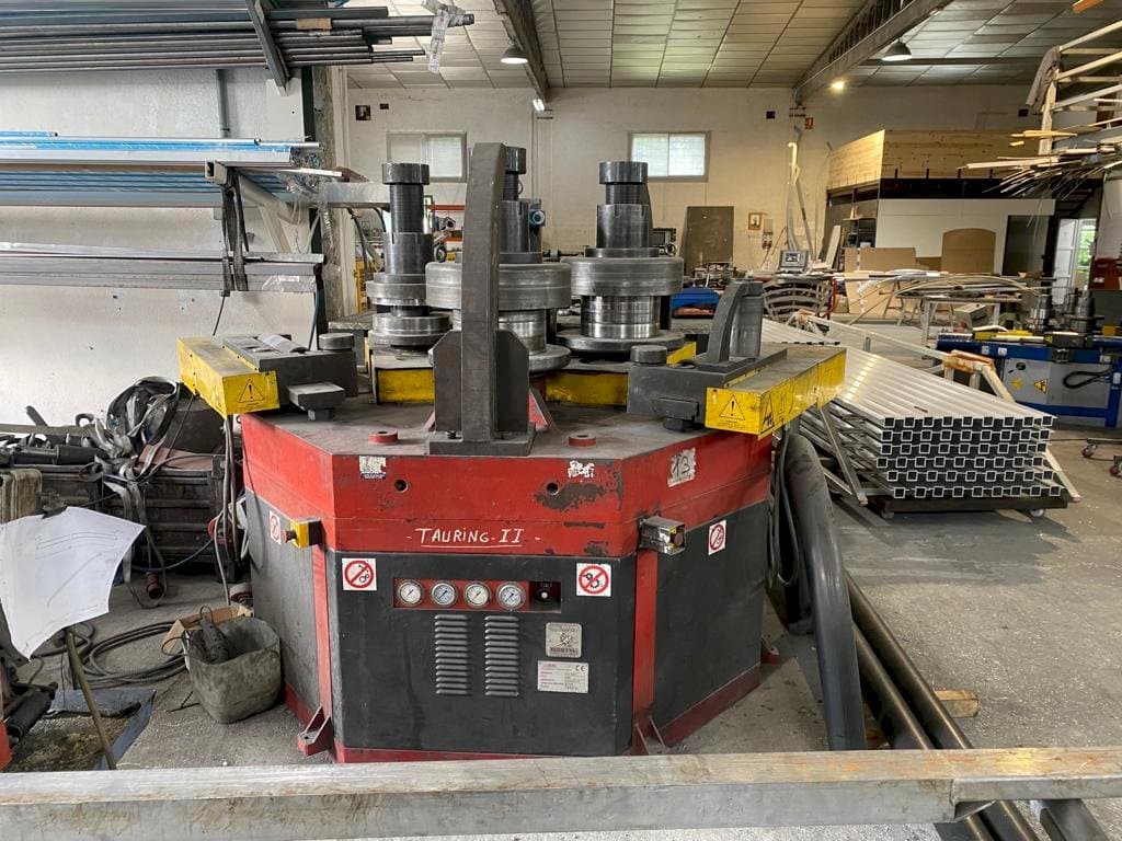 Vista frontale della macchina Tauring Alfa 200