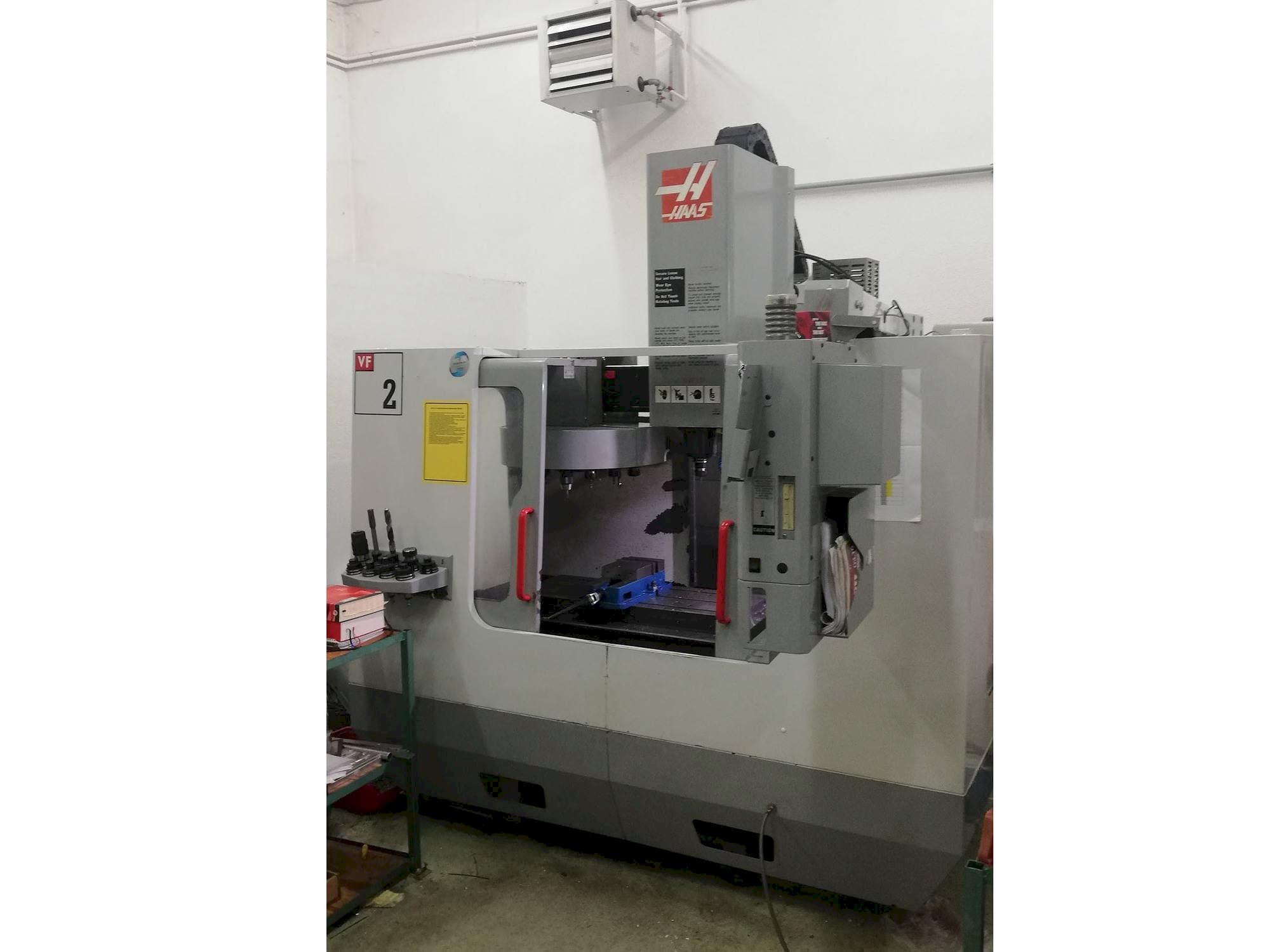 Vista frontale della macchina HAAS VF-2DHE