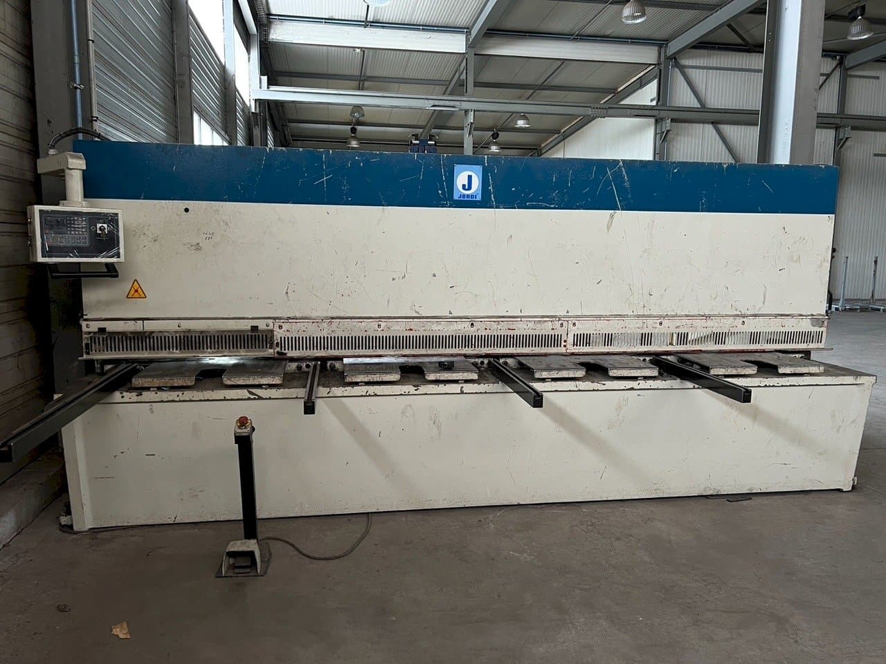 Vista frontale della macchina JORDI CH 413