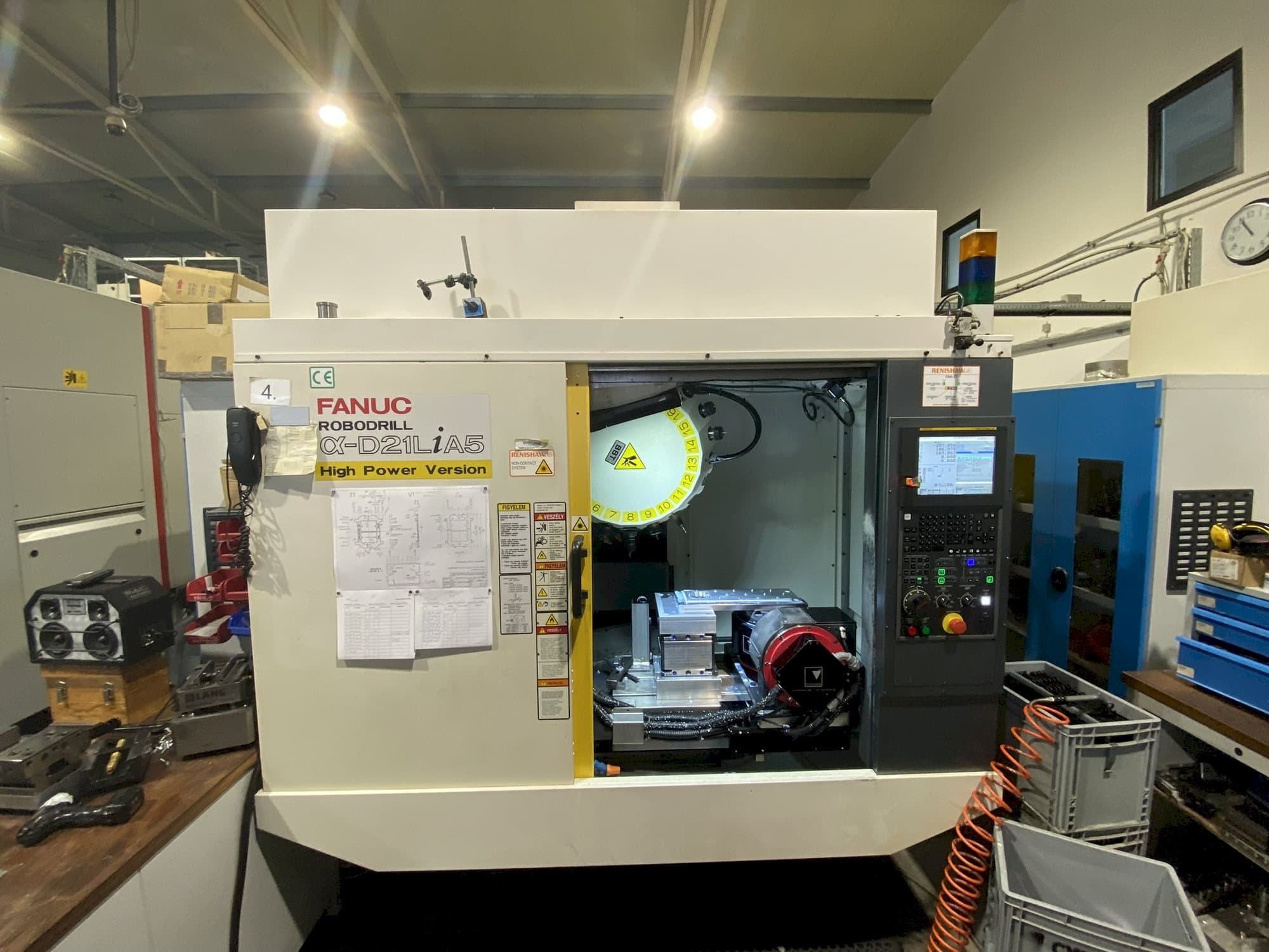 Vista frontale della macchina FANUC Robodrill Alpha D21LiB5