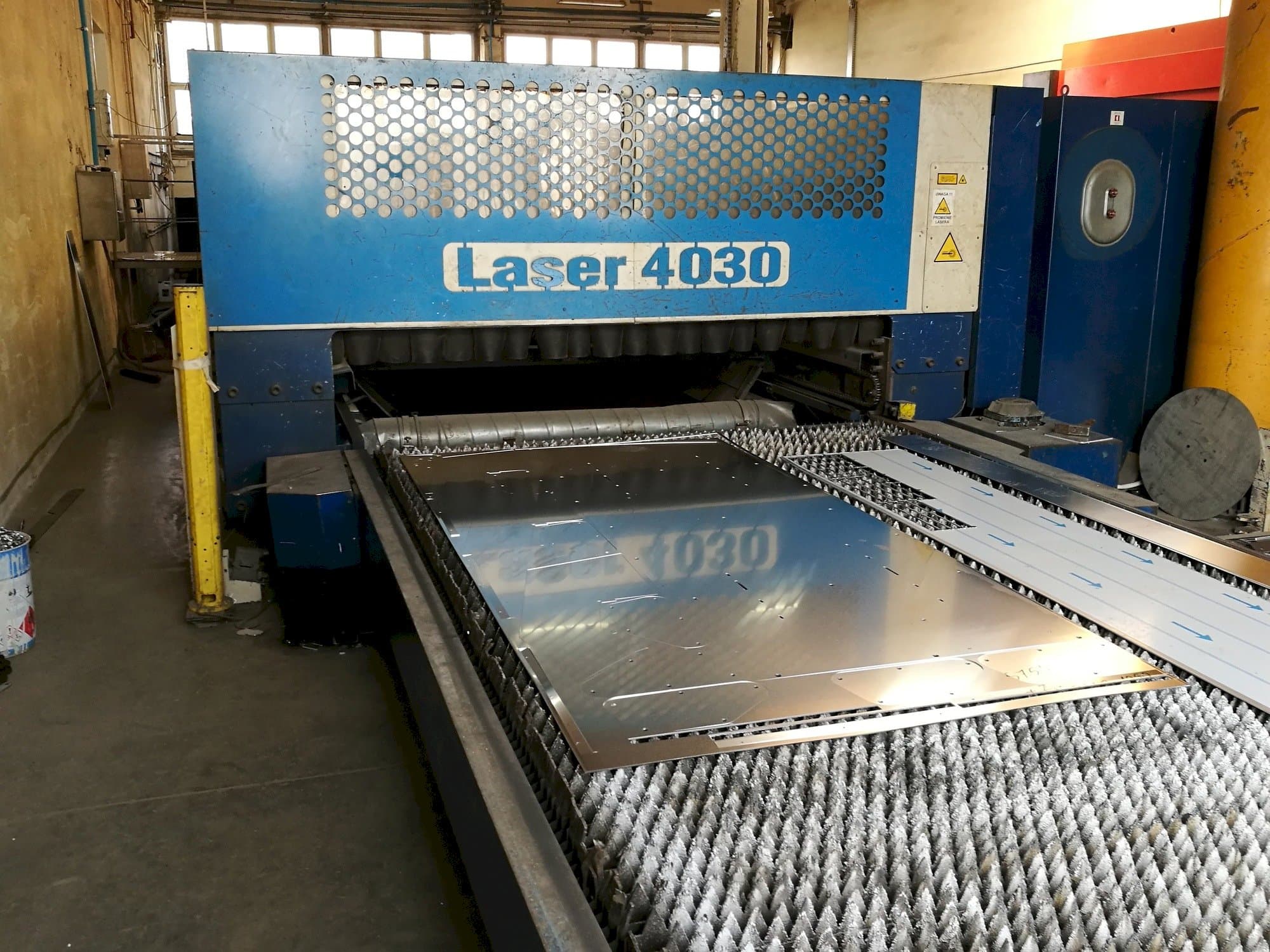 Vista frontale della macchina Trumpf Trumatic L4030