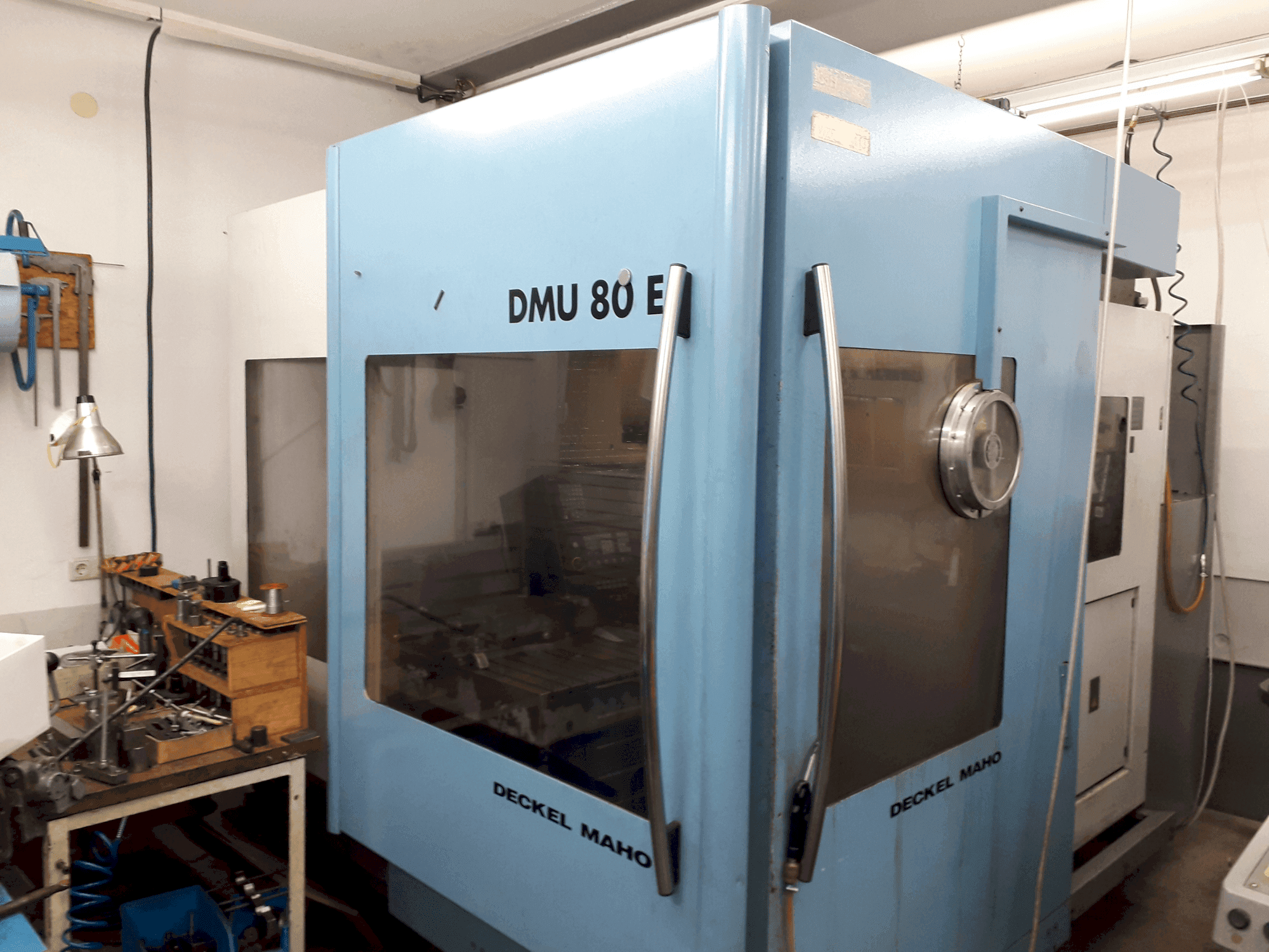 Vista frontale della macchina DECKEL MAHO DMU 80E