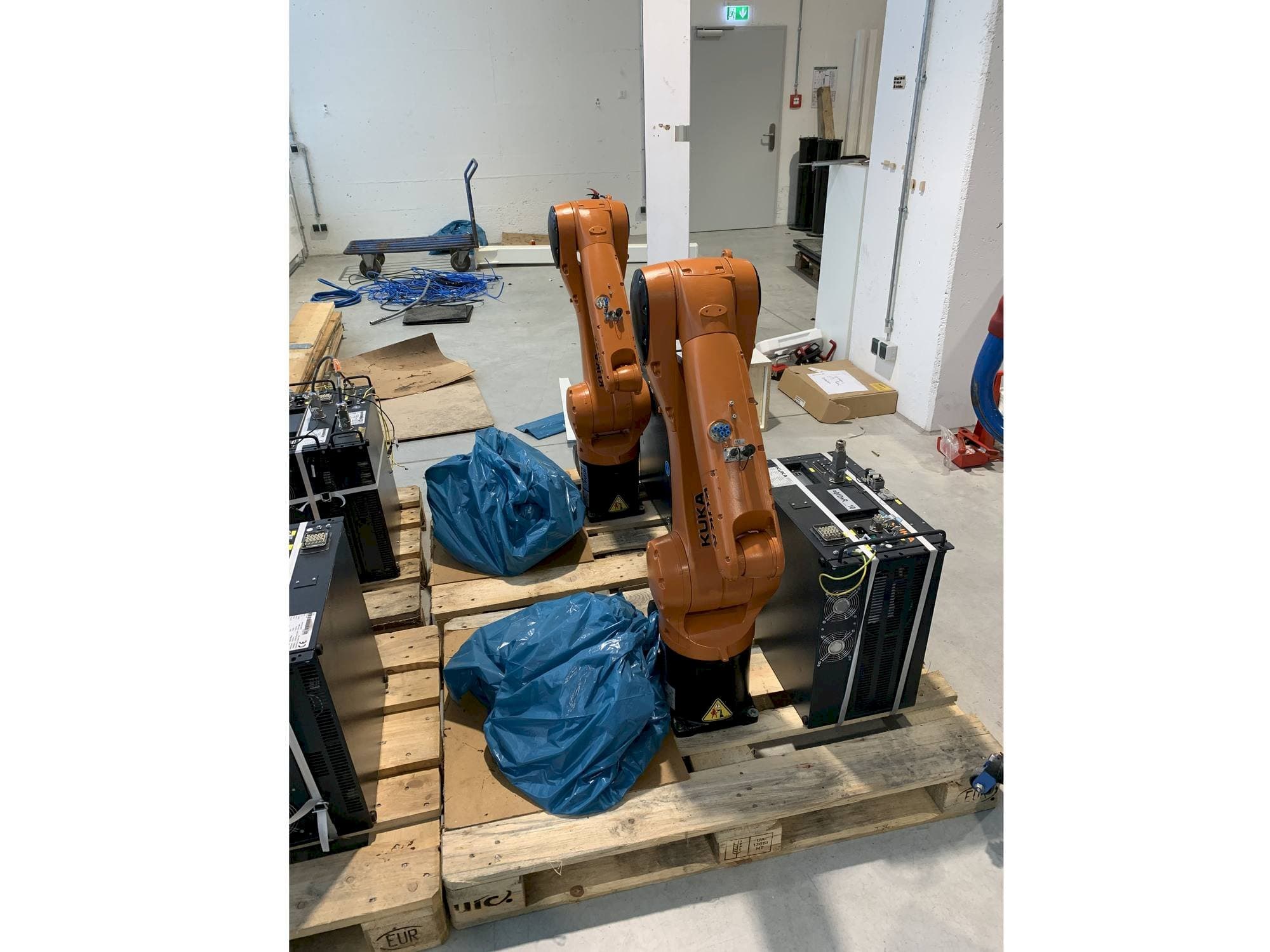 Vista frontale della macchina KUKA KR10 R1100 with KR C4 COMPACT Controller
