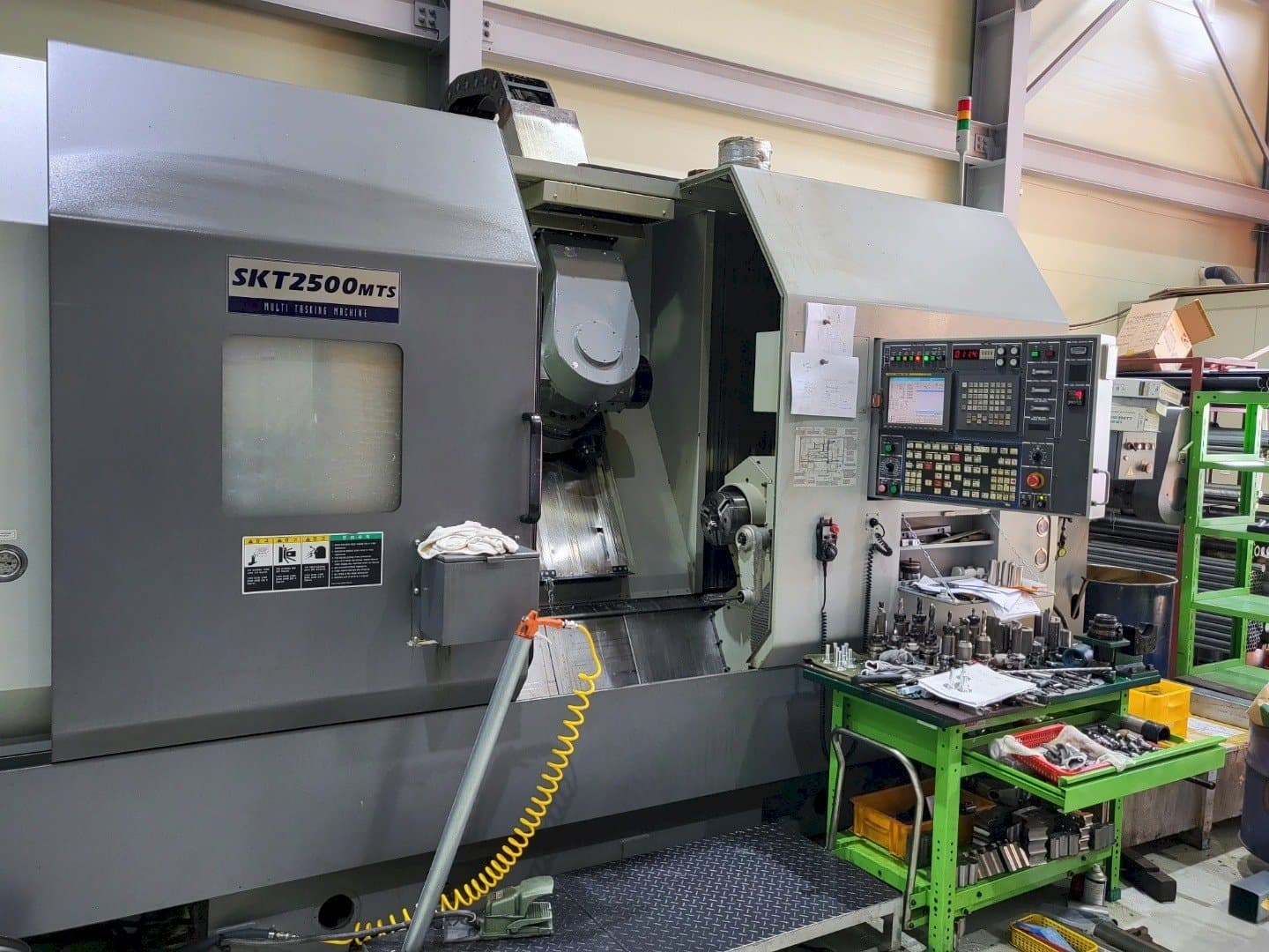 Vista frontale della macchina Hyundai Wia SKT2500MTS