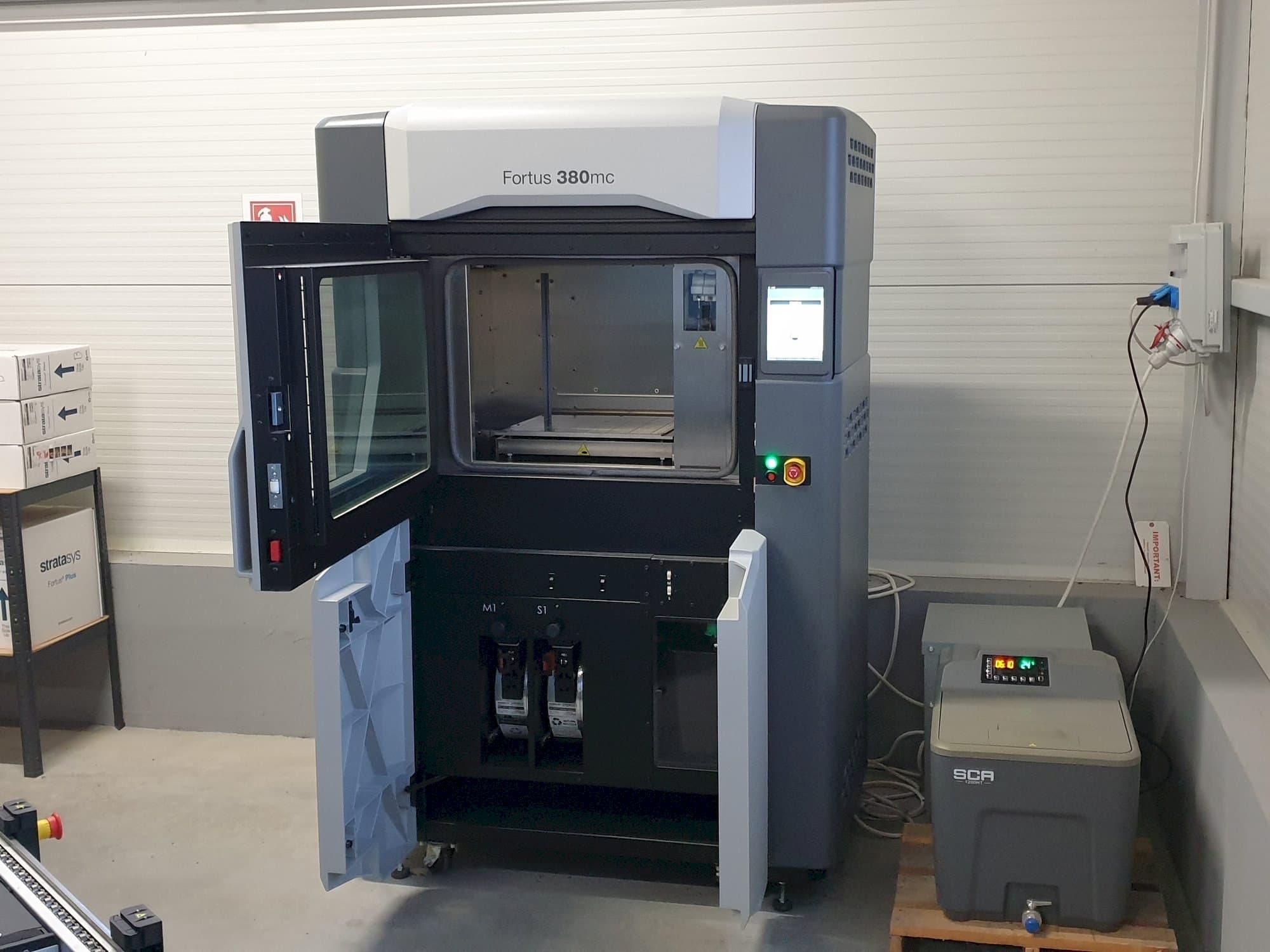 Vista frontale della macchina Stratasys Fortus 380mc