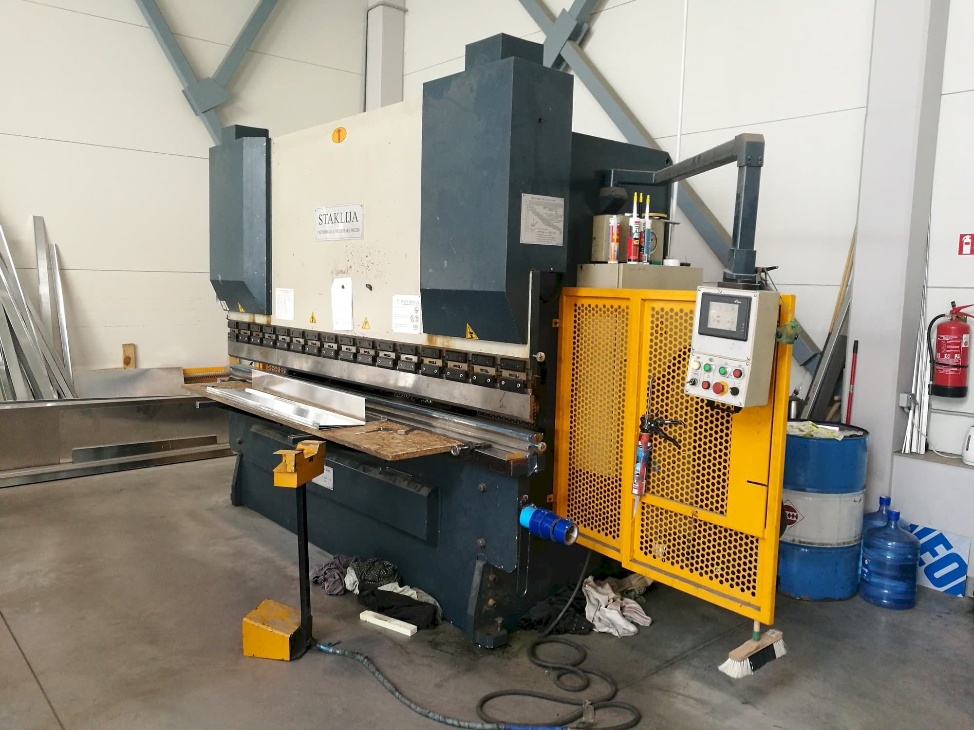 Vista frontale della macchina Staklija WC67K-100x3200