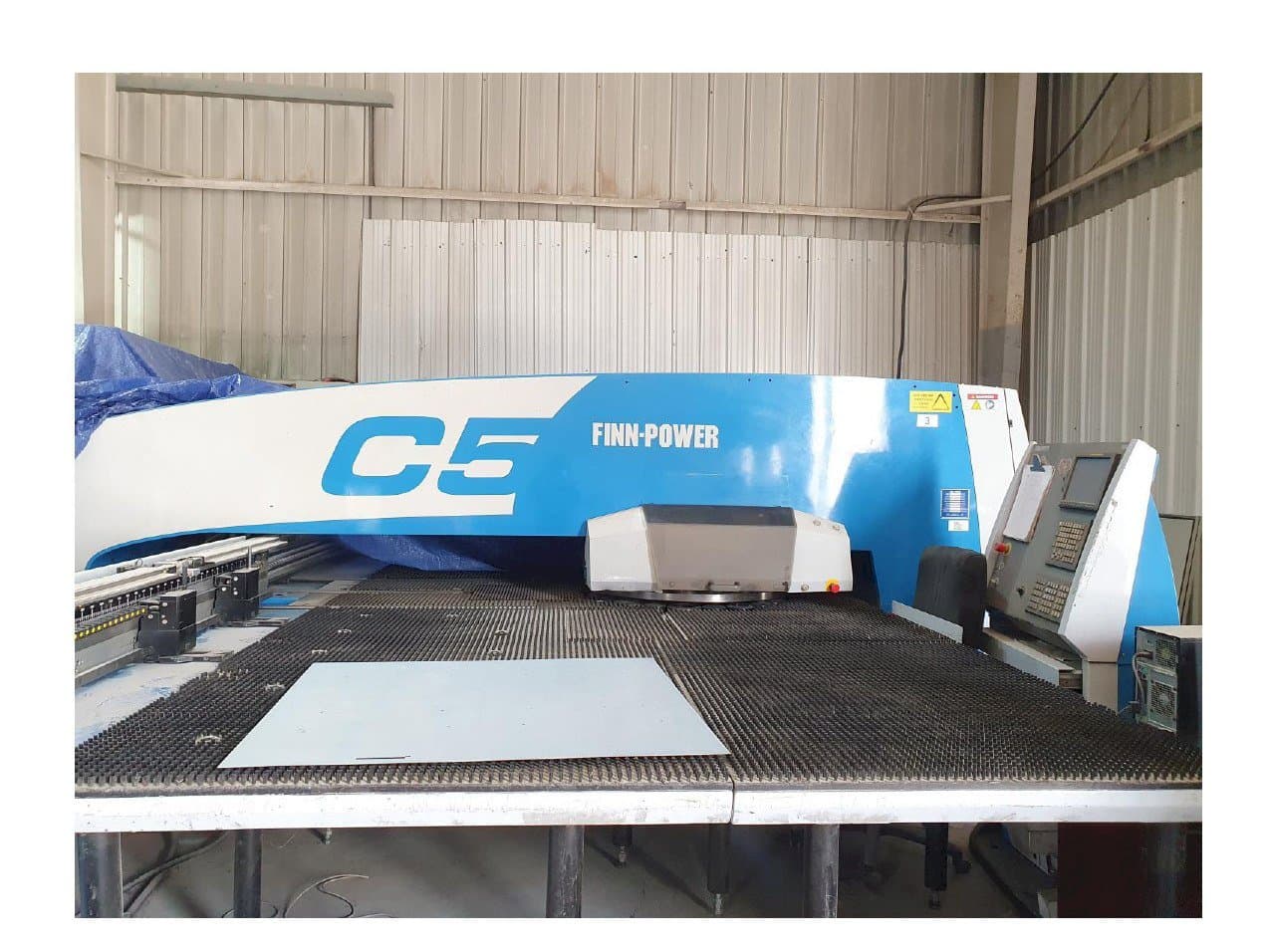 Vista frontale della macchina Finn-Power C5