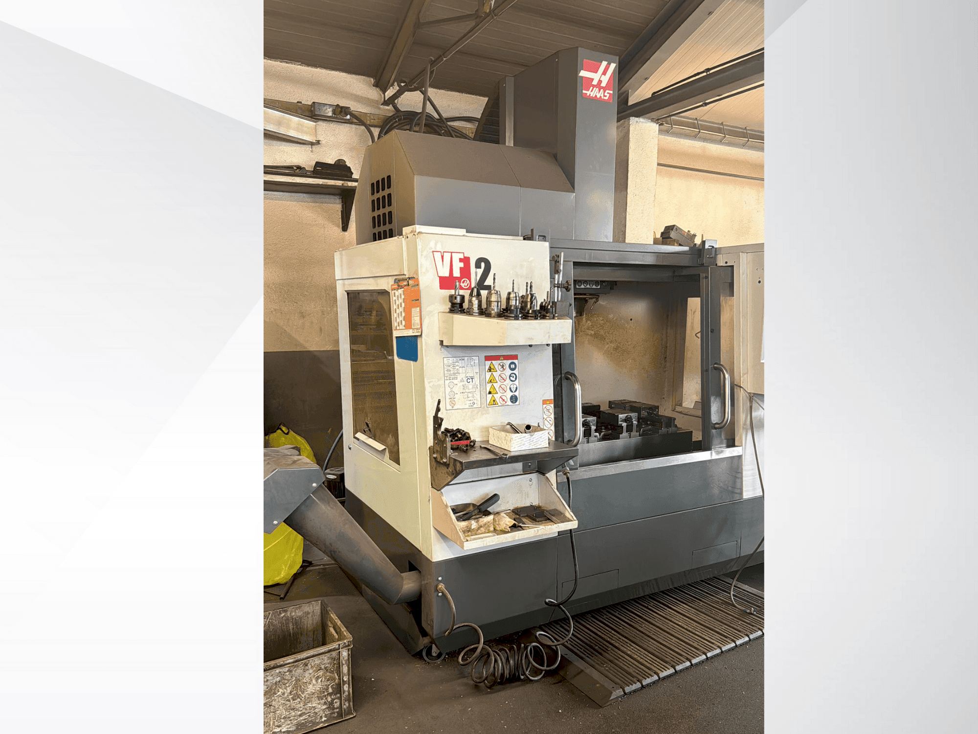 Vista frontale della macchina HAAS VF2