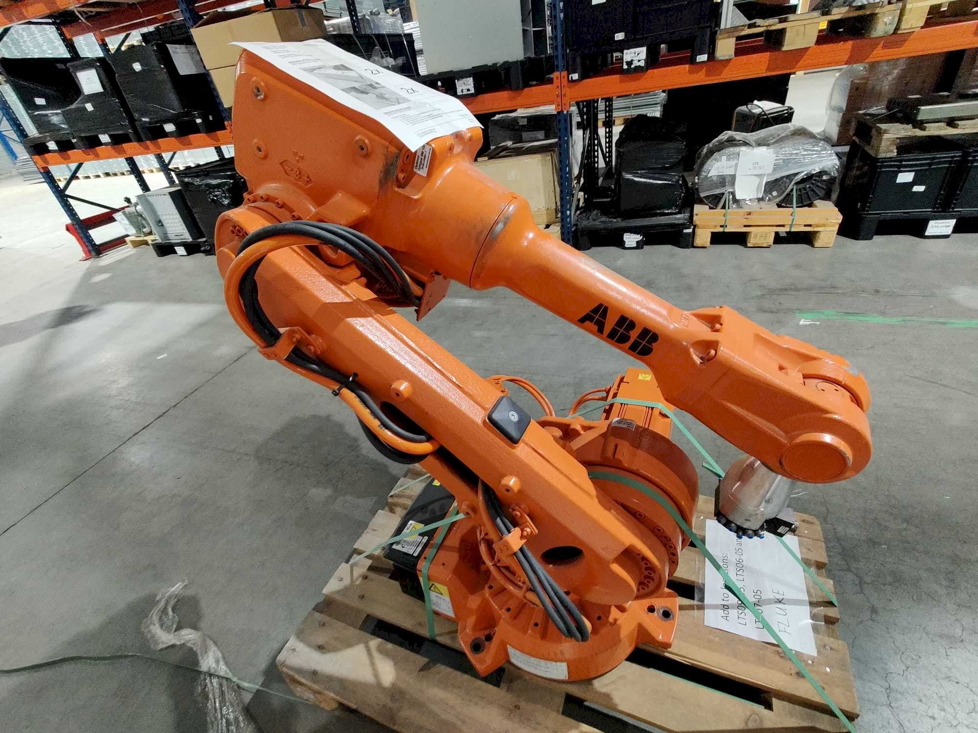 Vista frontale della macchina ABB IRB 2600 M2004