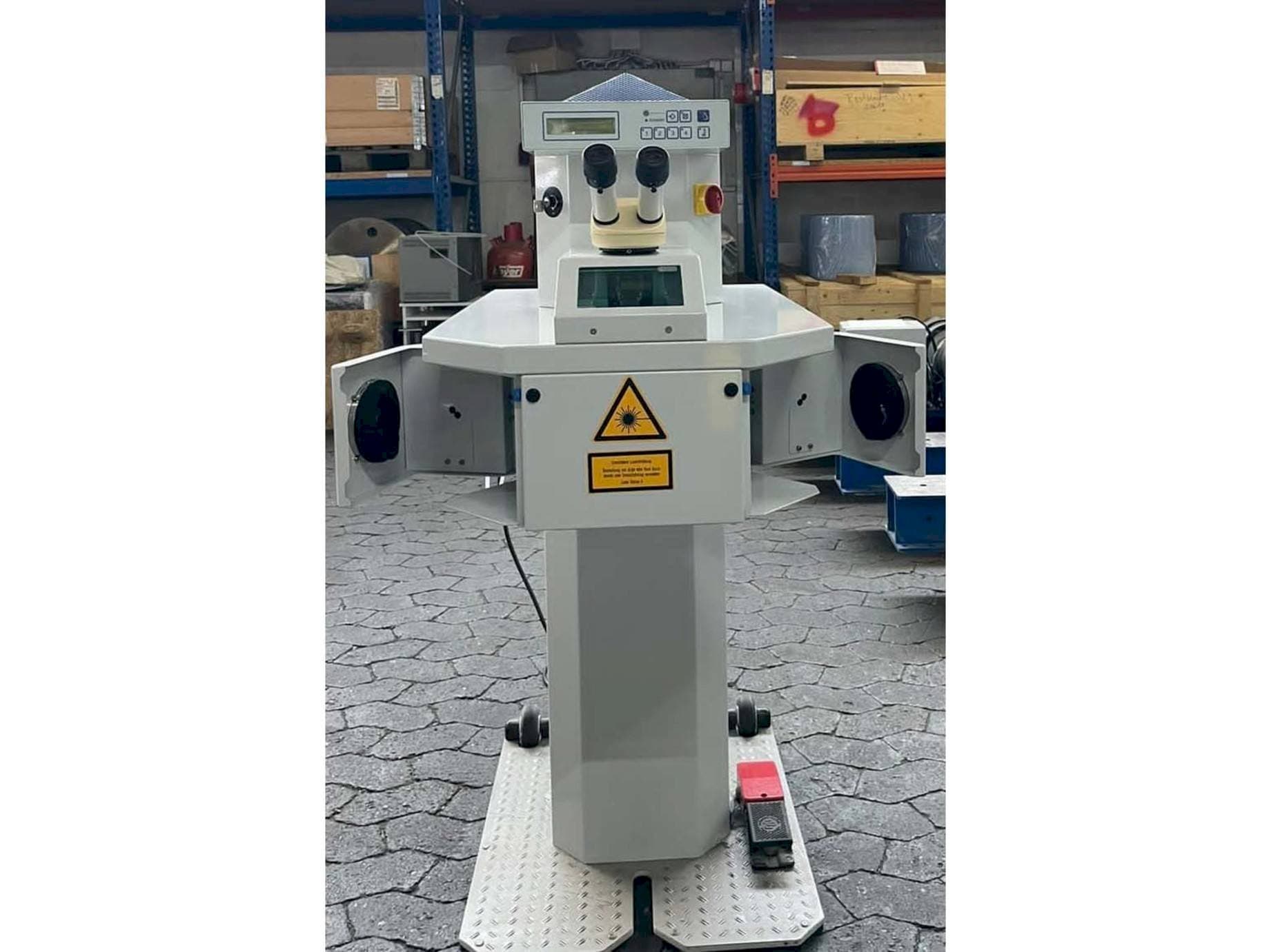 Vista frontale della macchina ALPHA LASER ALO 30