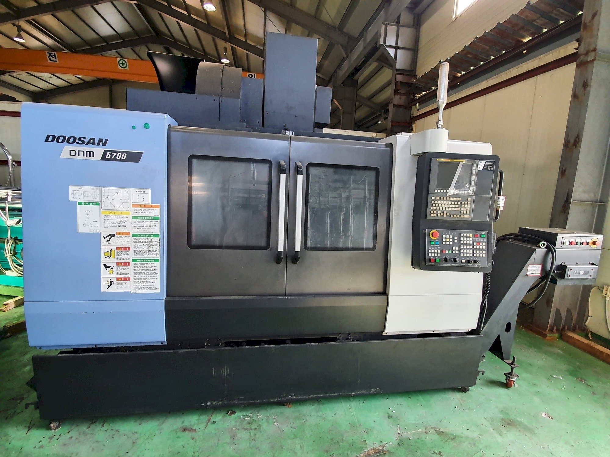 Vista frontale della macchina Doosan DNM5700