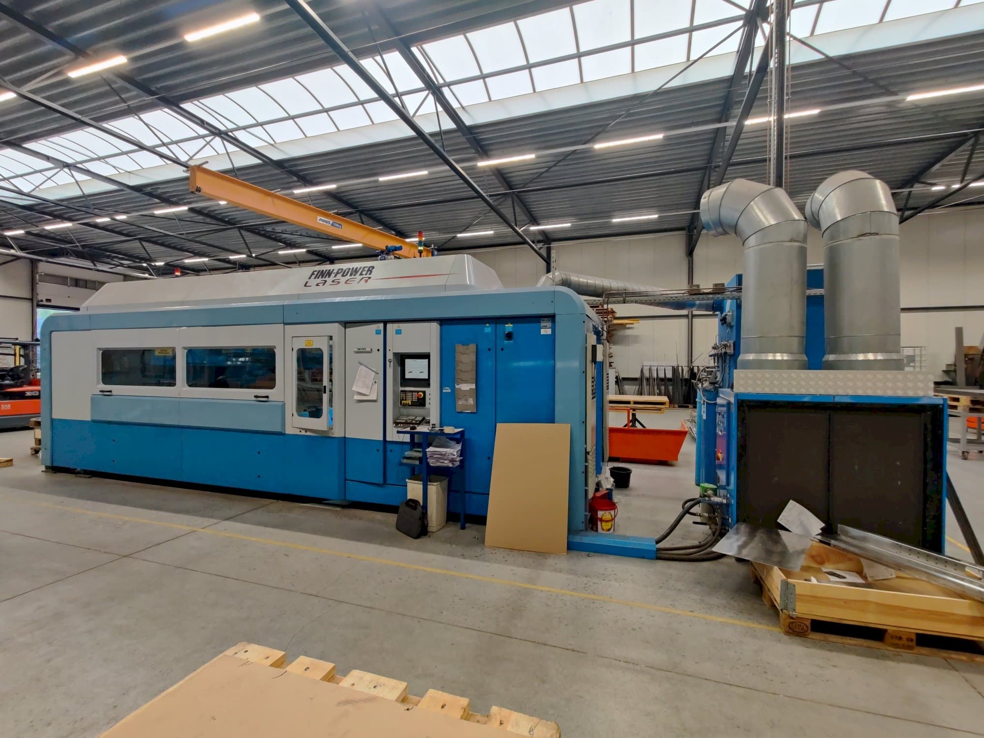 Vista frontale della macchina Finn-Power FPL6-B