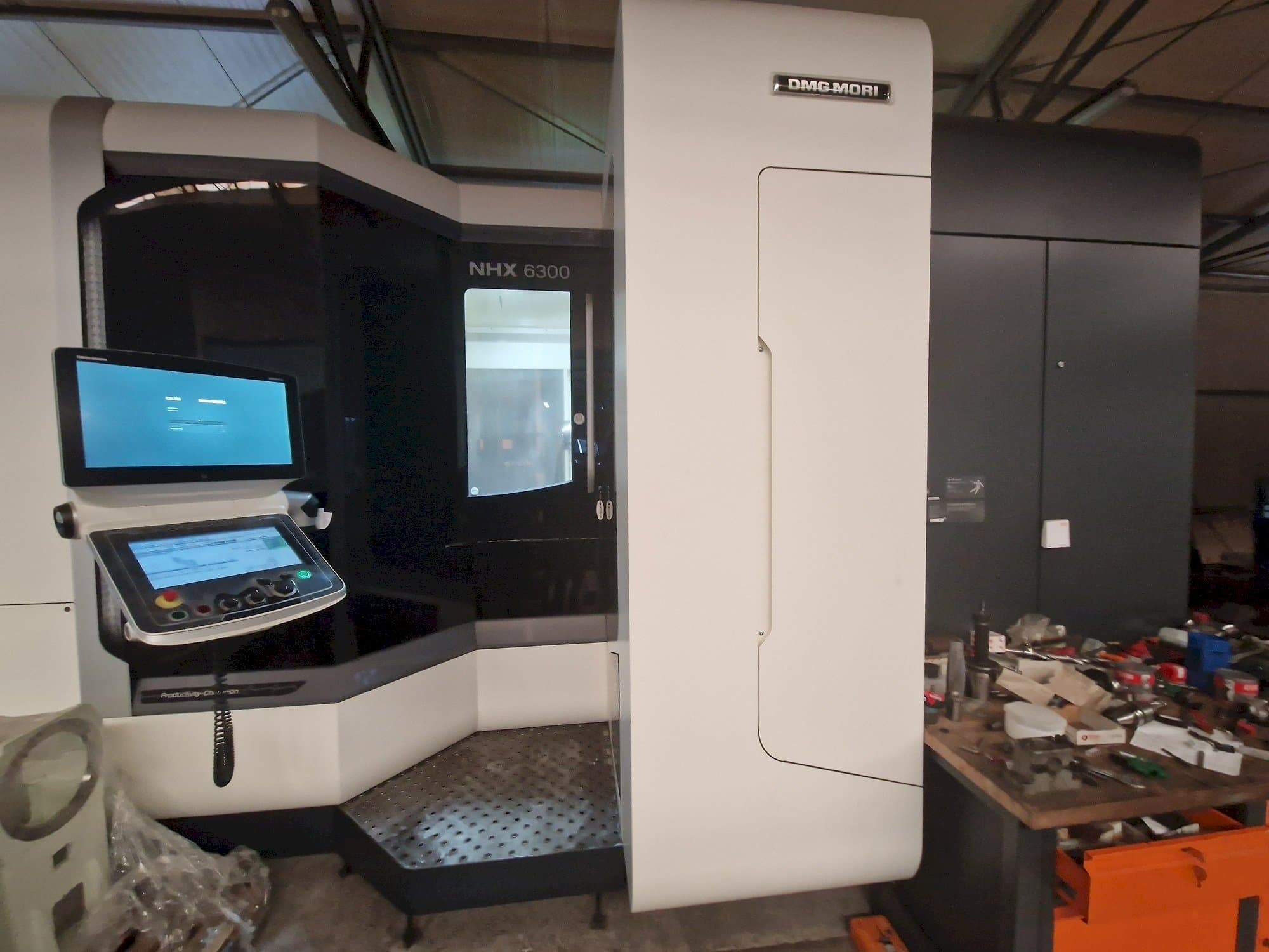 Vista frontale della macchina DMG MORI NHX6300