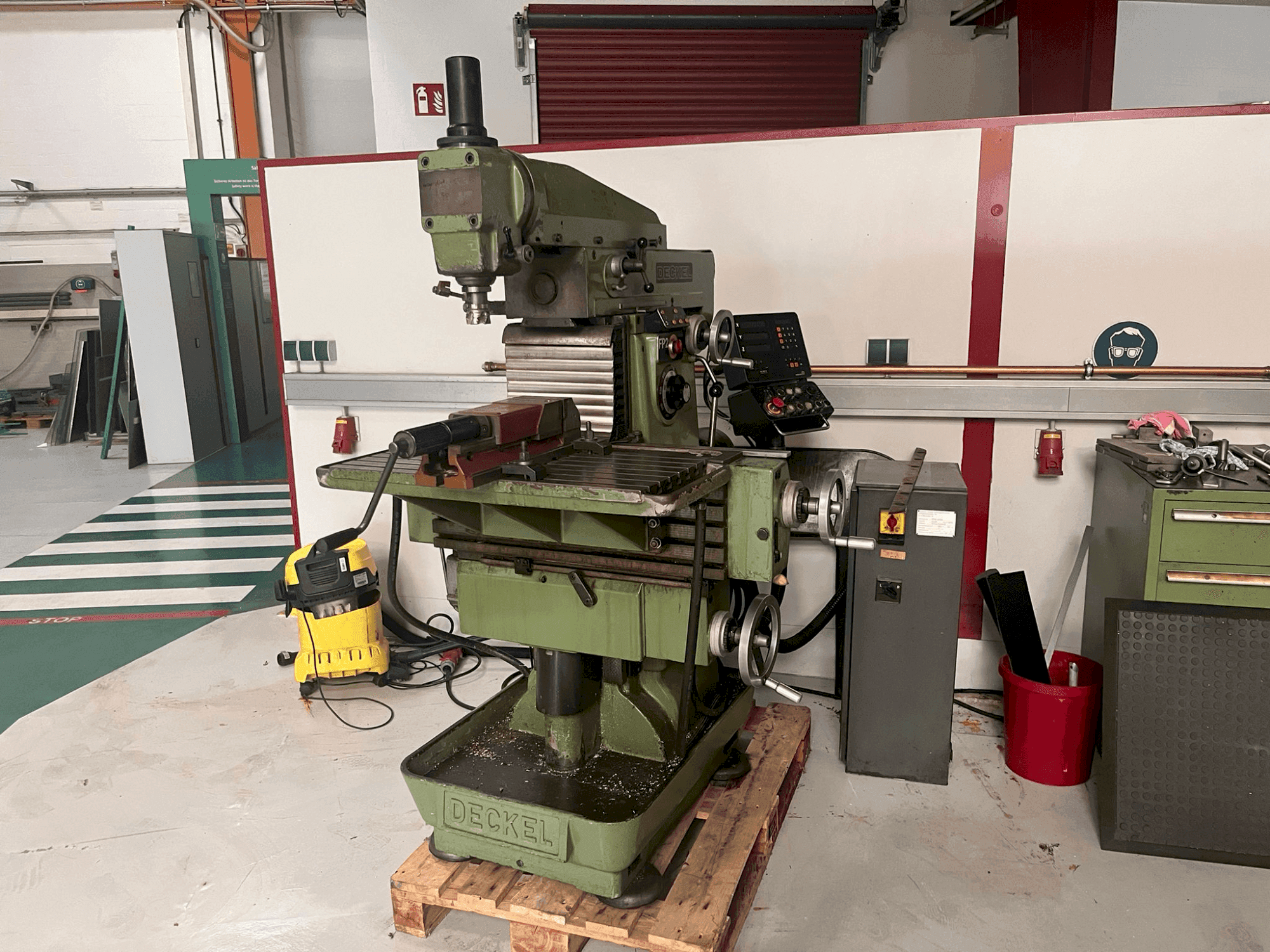 Vista frontale della macchina DECKEL FP2