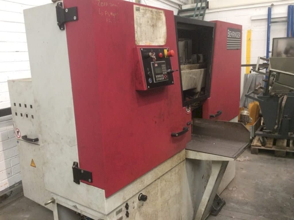 Vista frontale della macchina Behringer HBE261 A