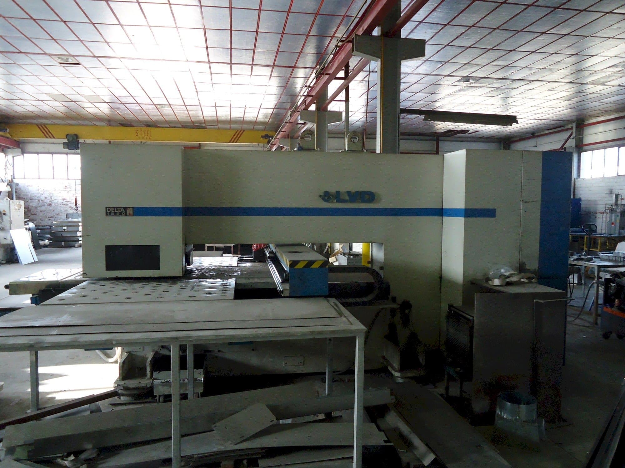 Vista frontale della macchina LVD delta 1250