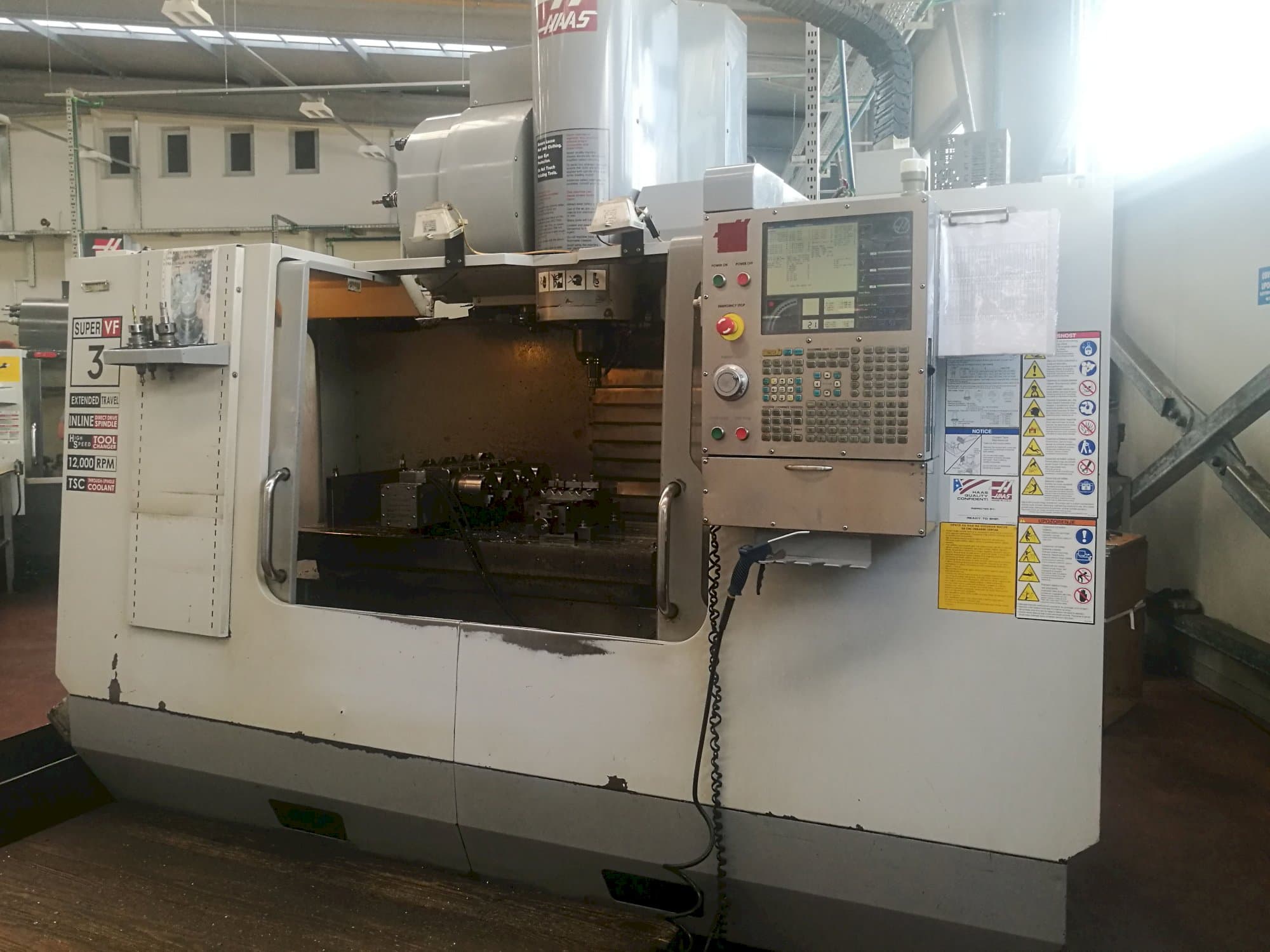 Vista frontale della macchina HAAS VF-3SSYTHE