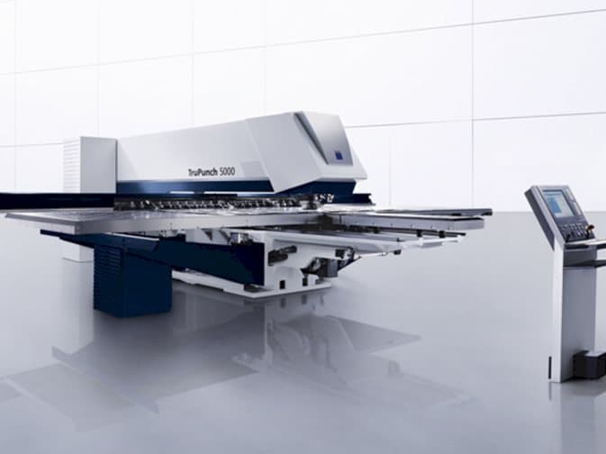 Vista frontale della macchina Trumpf TC 5000