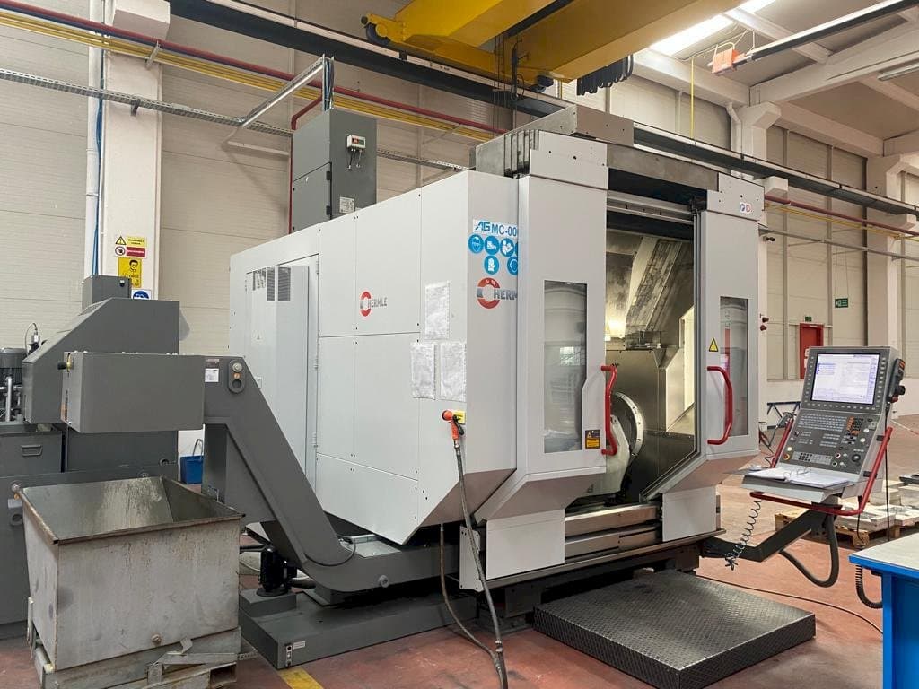 Vista frontale della macchina HERMLE C42u-mt