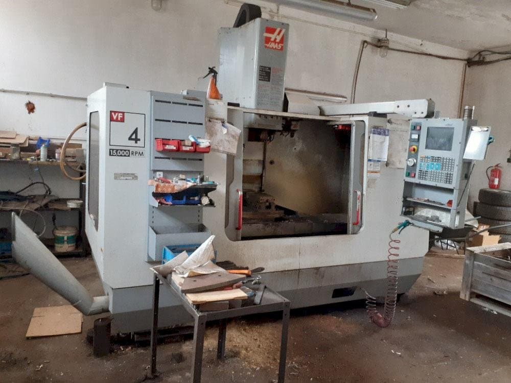 Vista frontale della macchina HAAS VF-4 DHE