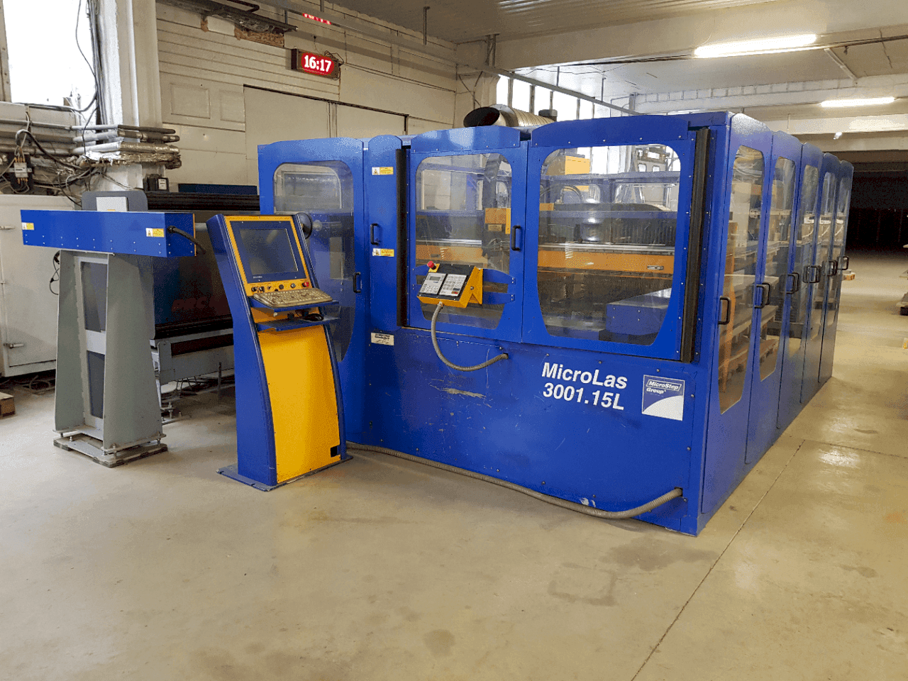 Vista frontale della macchina MicroStep MicroLas 3001.15L