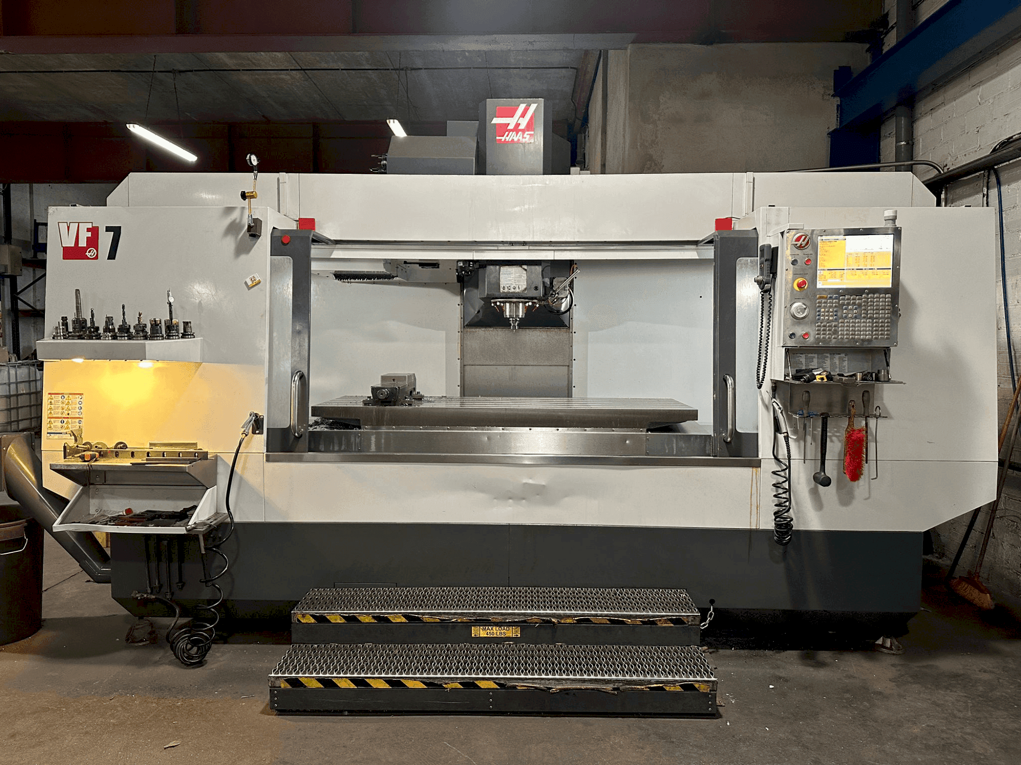 Vista frontale della macchina HAAS VF-7/40