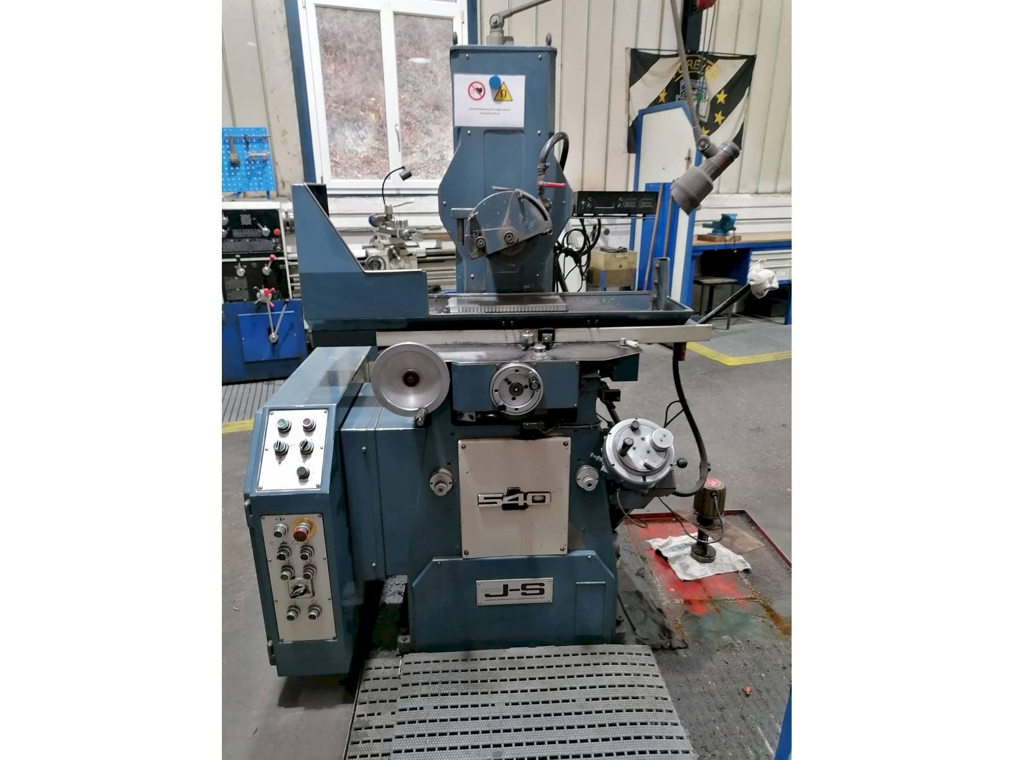 Vista frontale della macchina Jones & Shipman 540