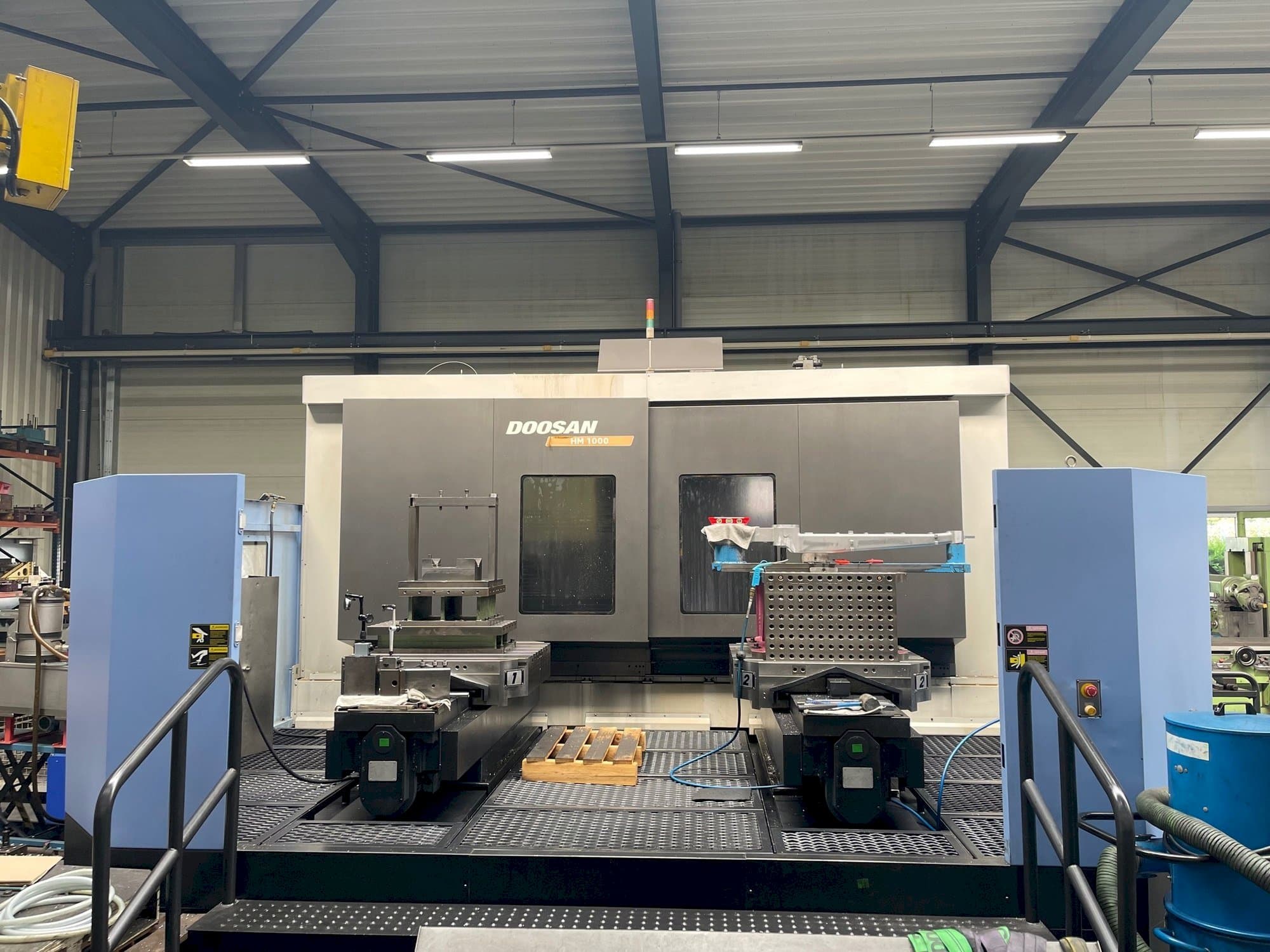 Vista frontale della macchina Doosan HM 1000