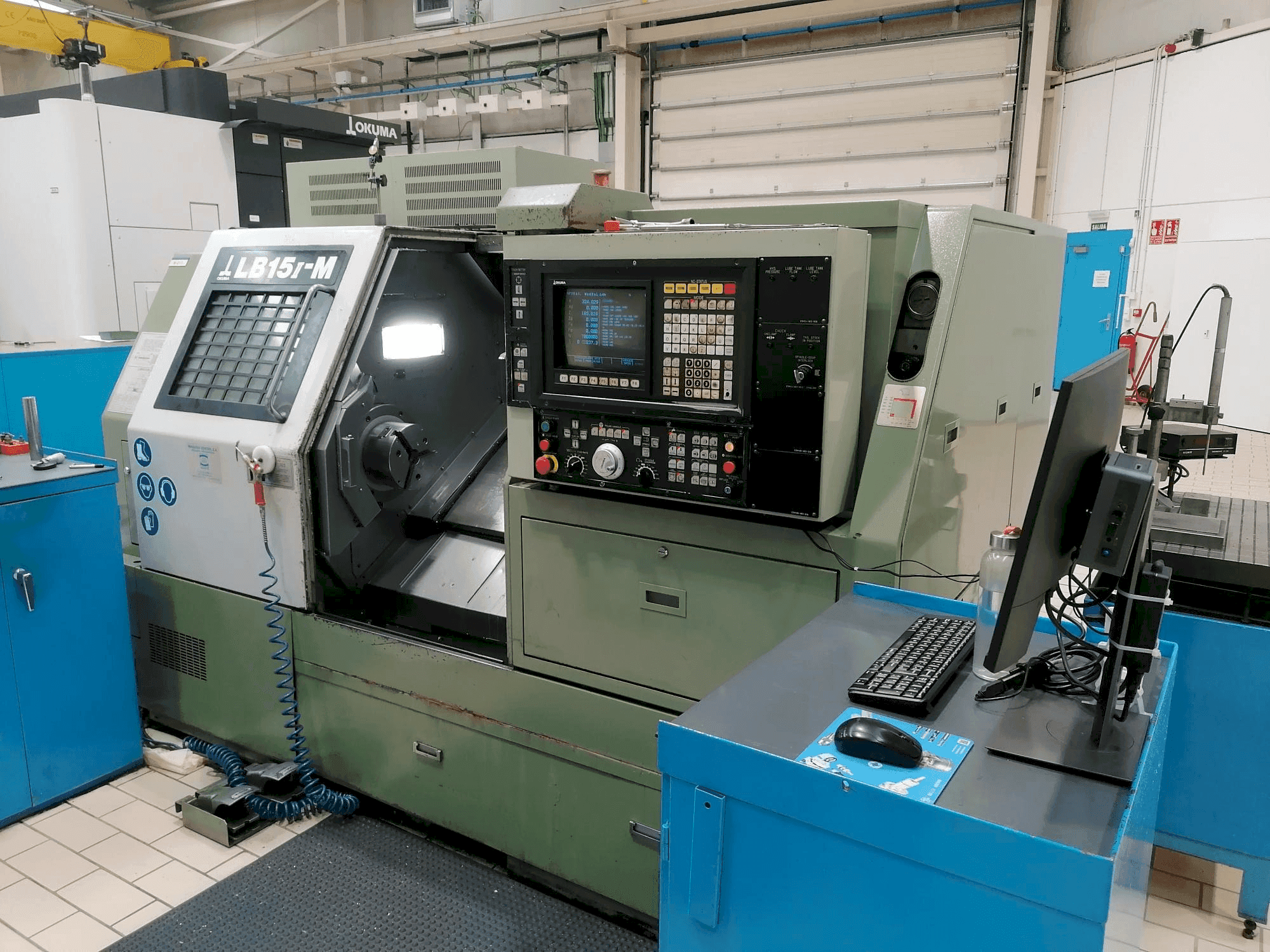 Vista frontale della macchina Okuma LB15-M
