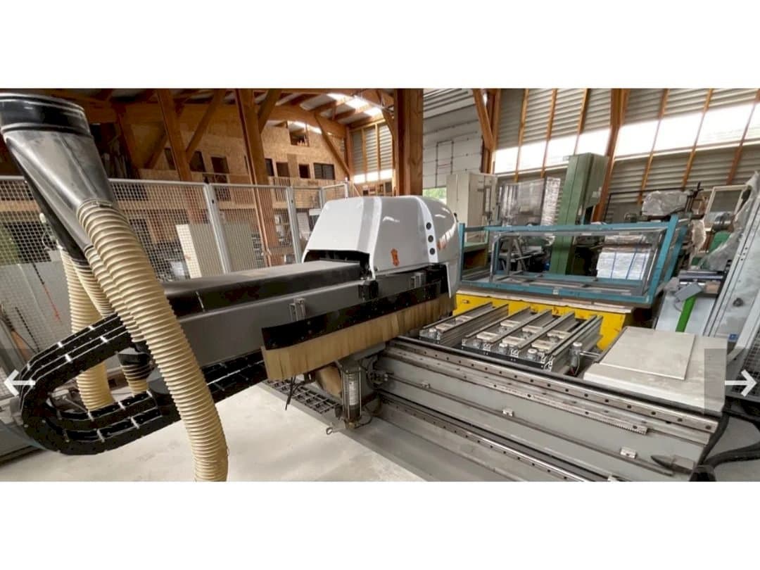 Vista frontale della macchina BIESSE Rover 321 R