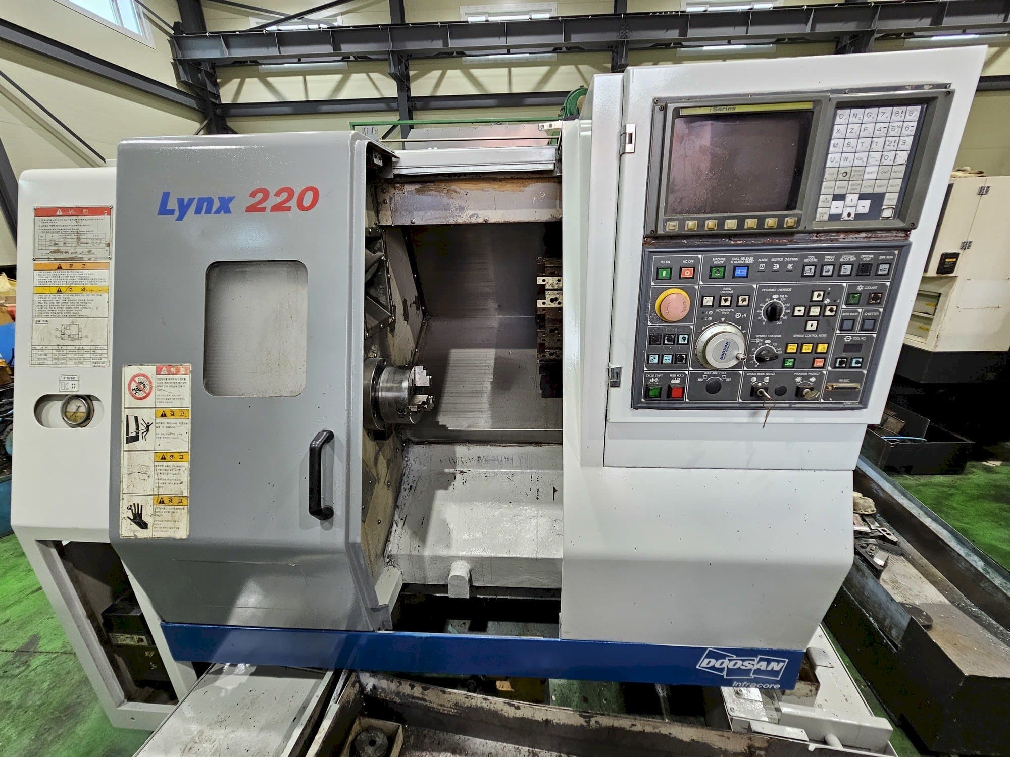 Vista frontale della macchina Doosan Lynx 220A