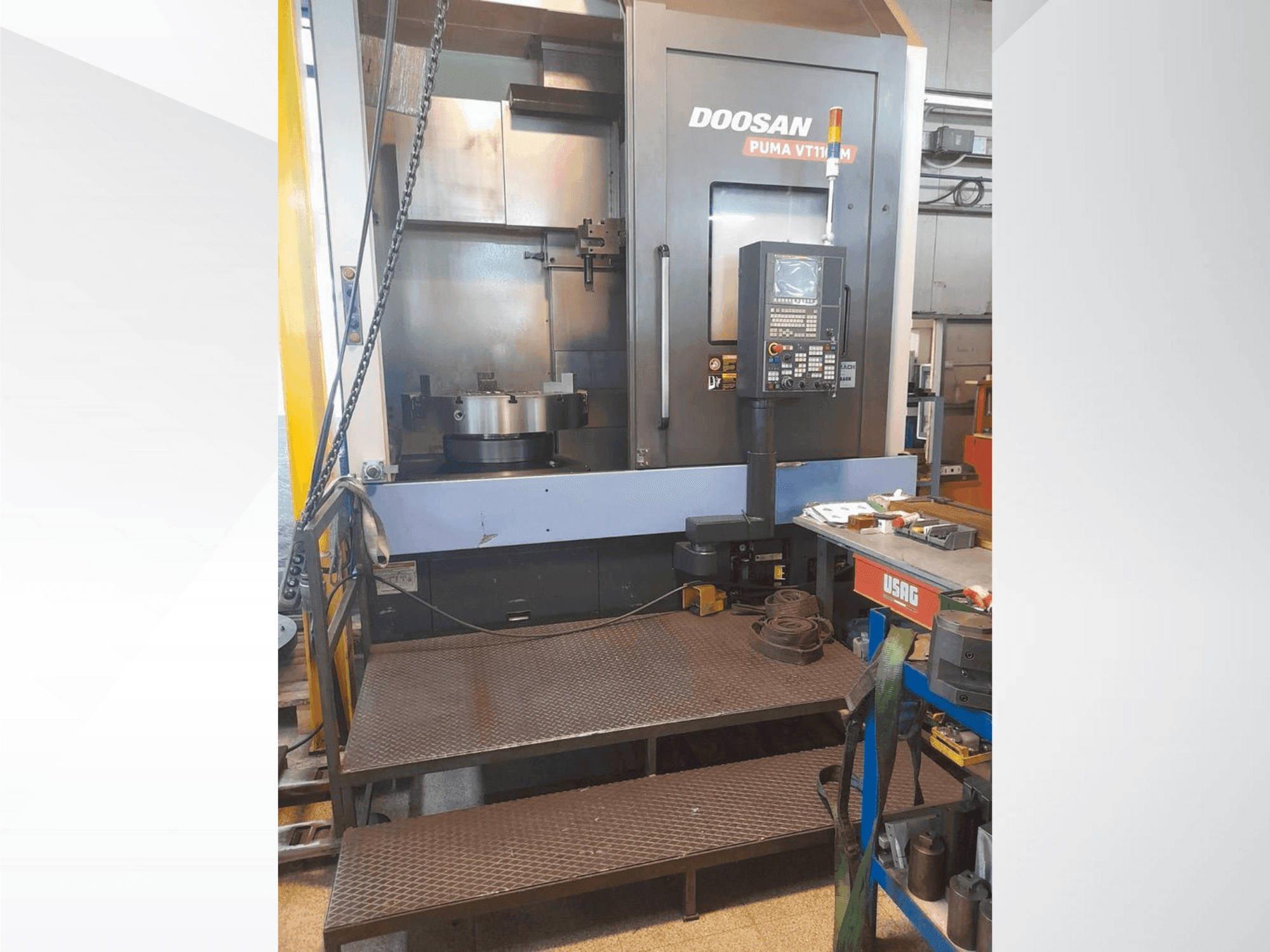 Vista frontale della macchina DOOSAN VT1100M