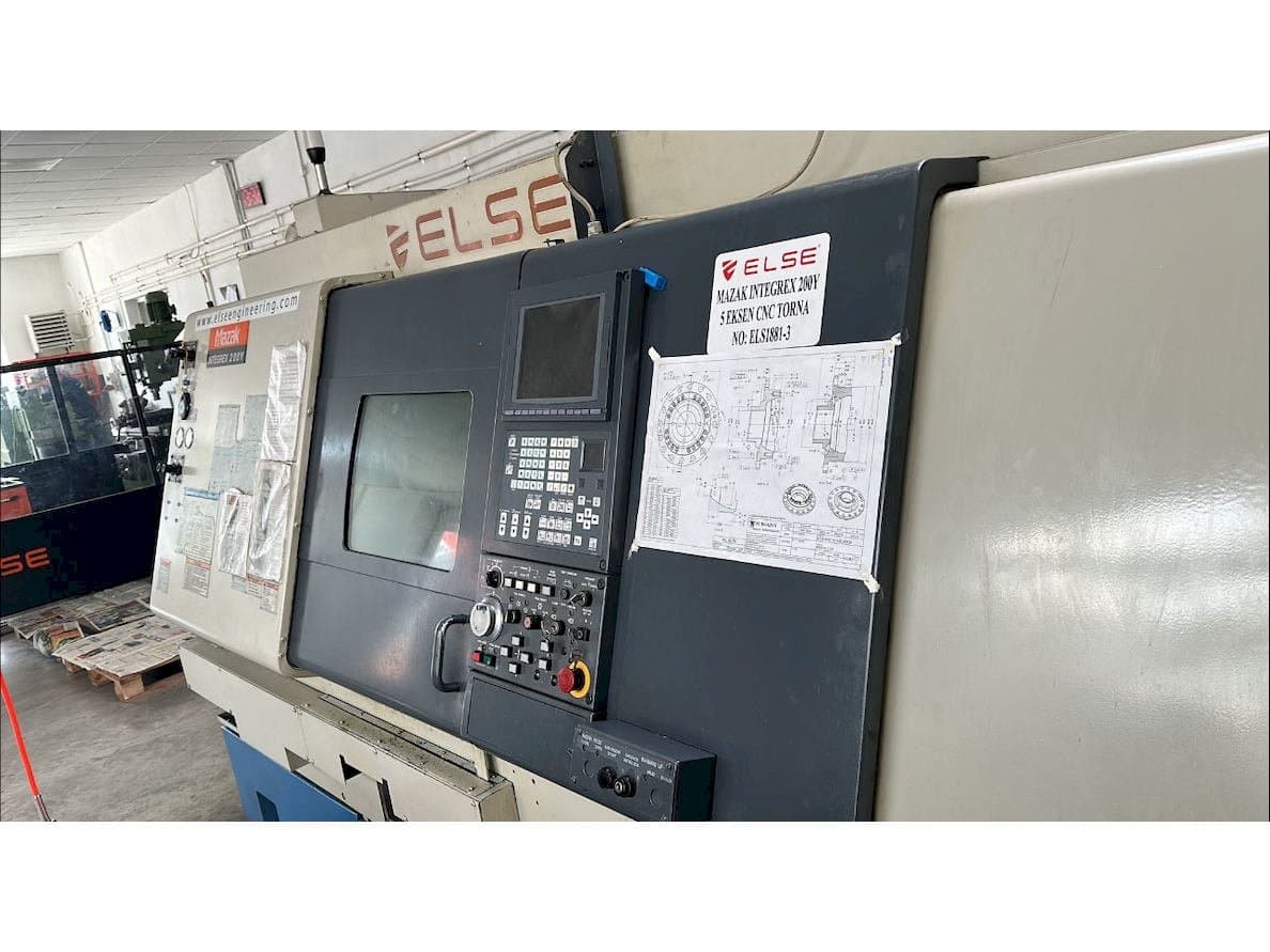 Vista frontale della macchina Mazak Integrex 200Y