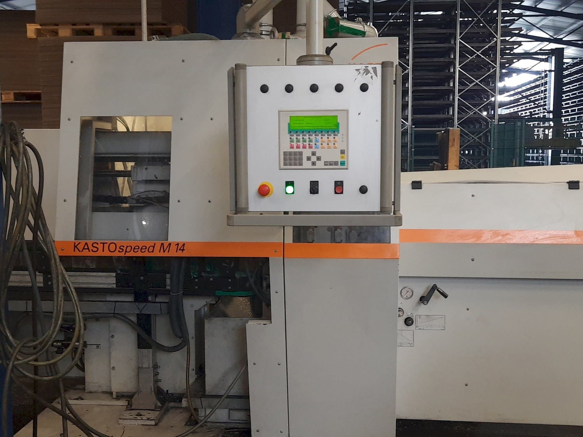 Vista frontale della macchina KASTO speed M14